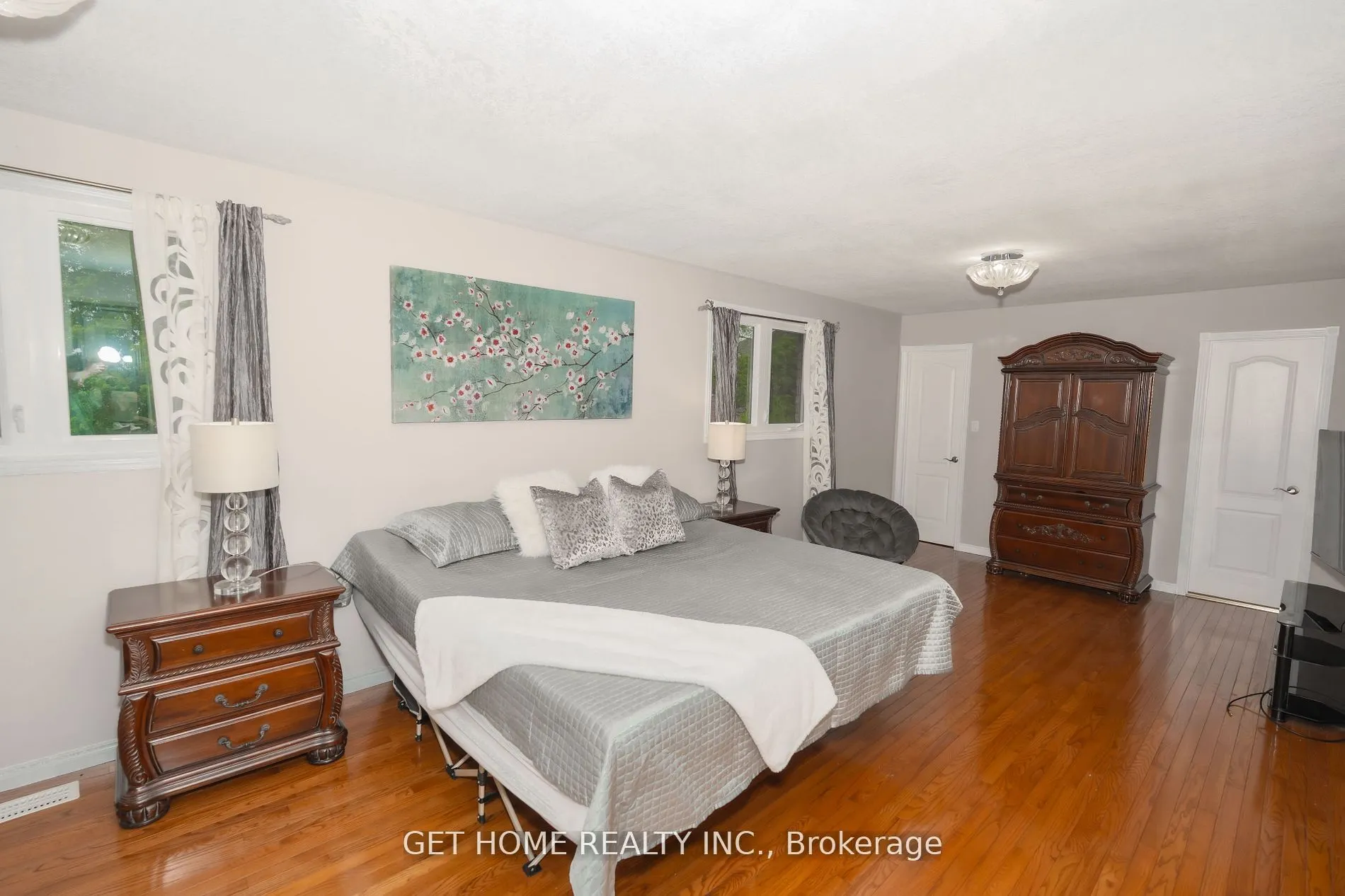 111 AUBREY Avenue, #Main