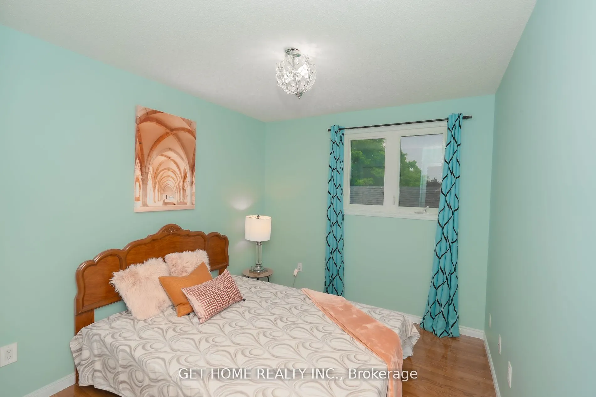 111 AUBREY Avenue, #Main