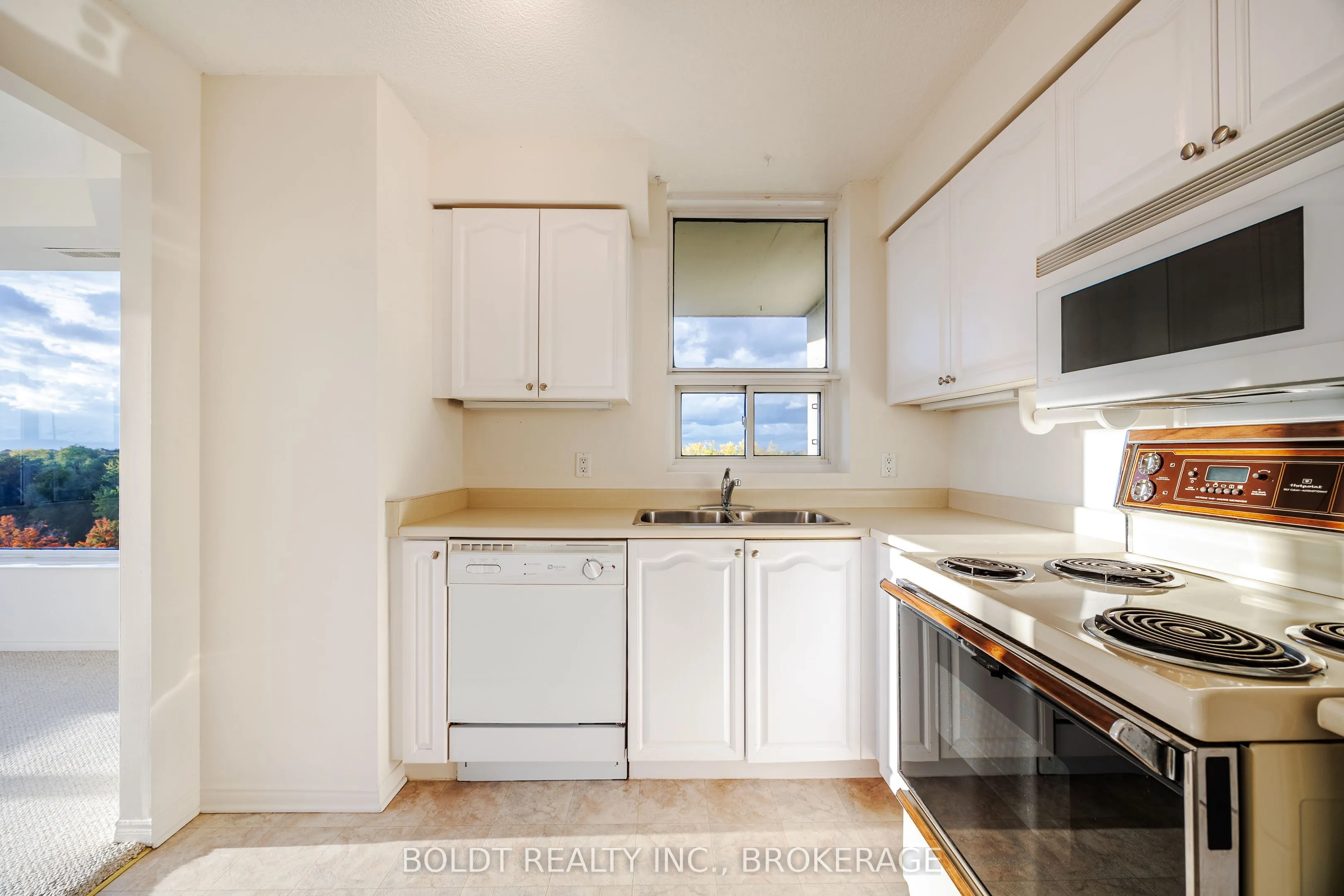 81 Scott Street, #809