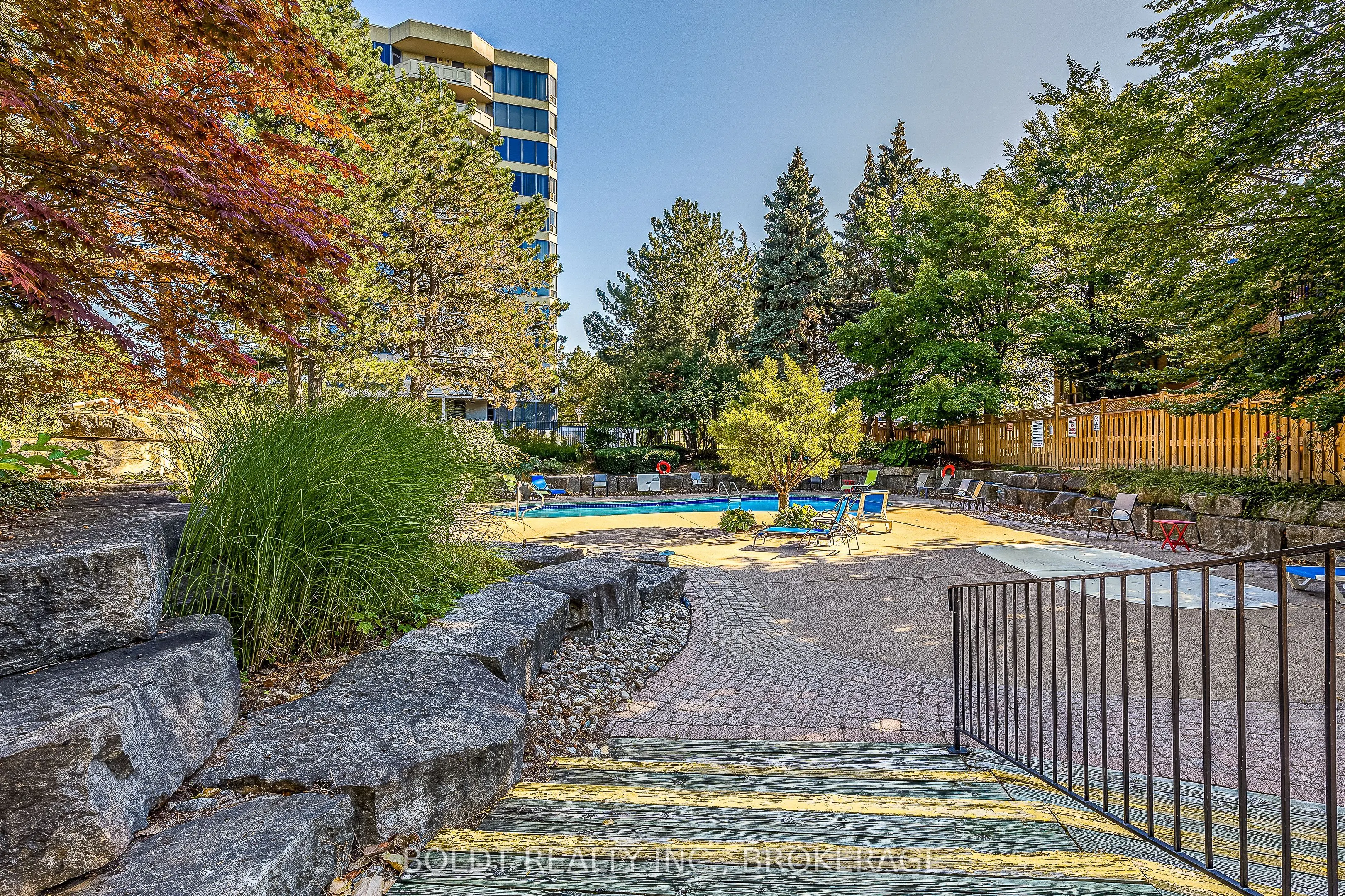 81 Scott Street, #809