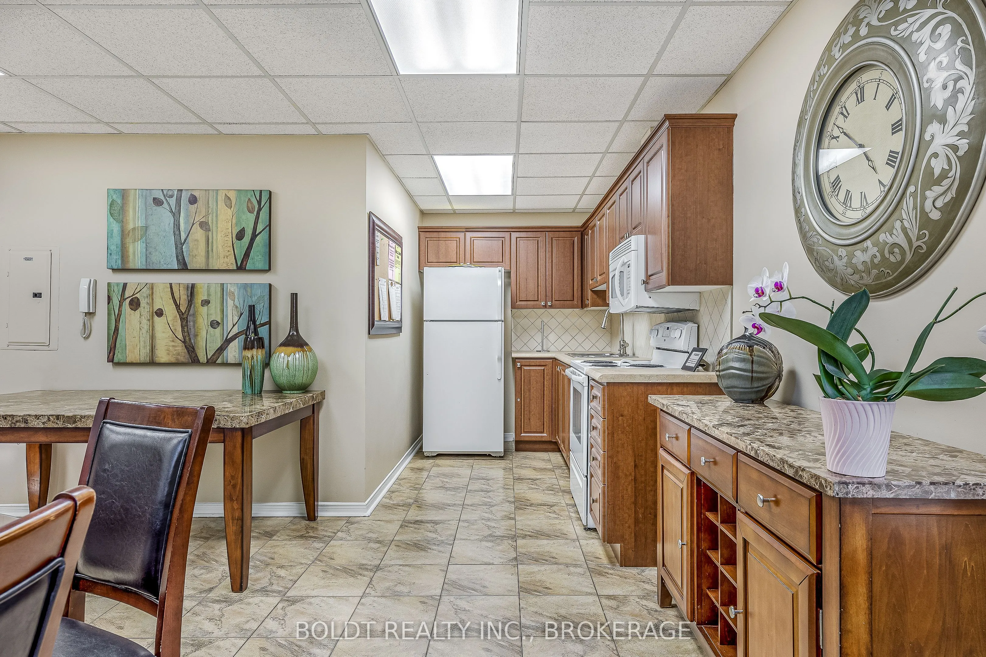 81 Scott Street, #809