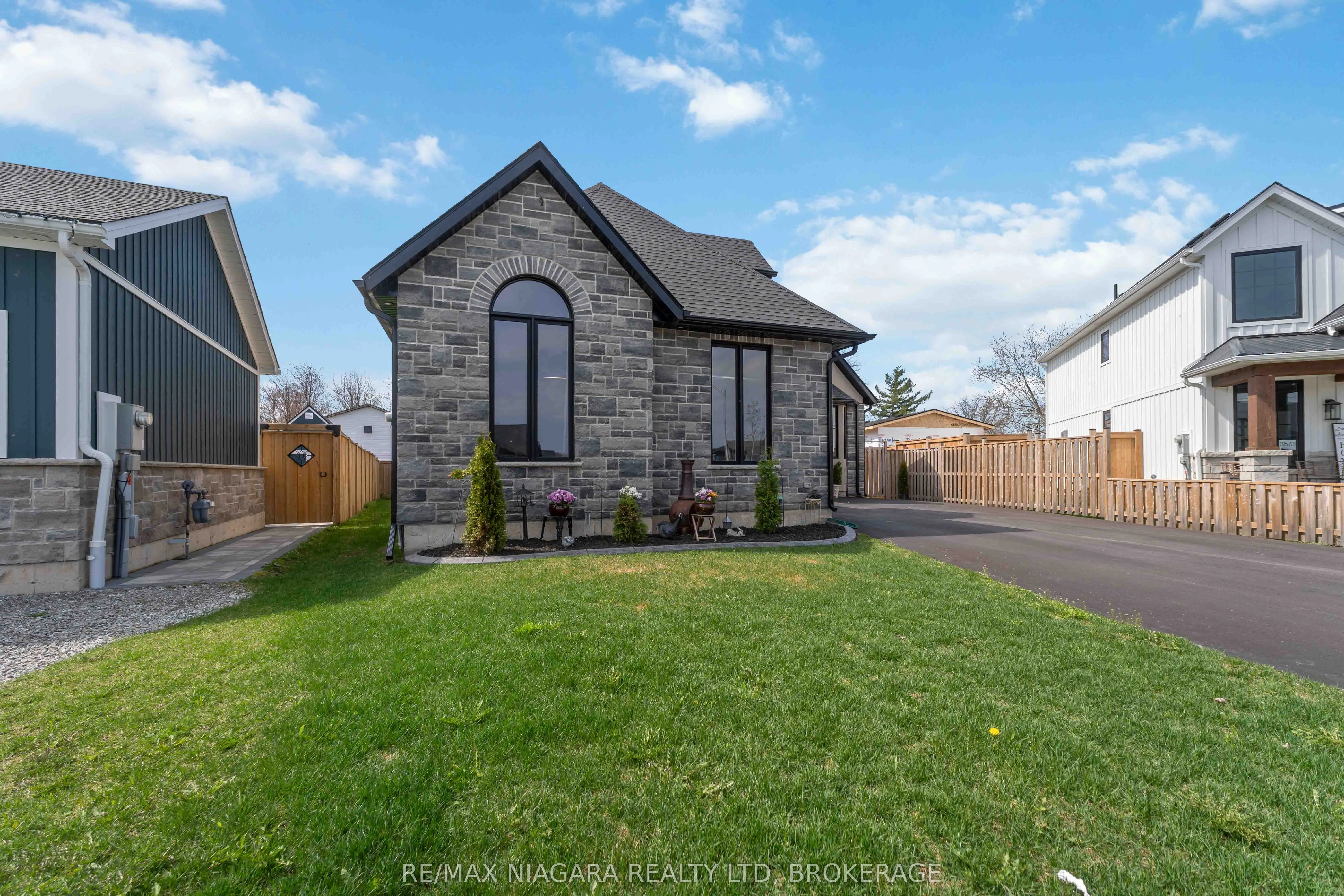 3555 CANFIELD Crescent