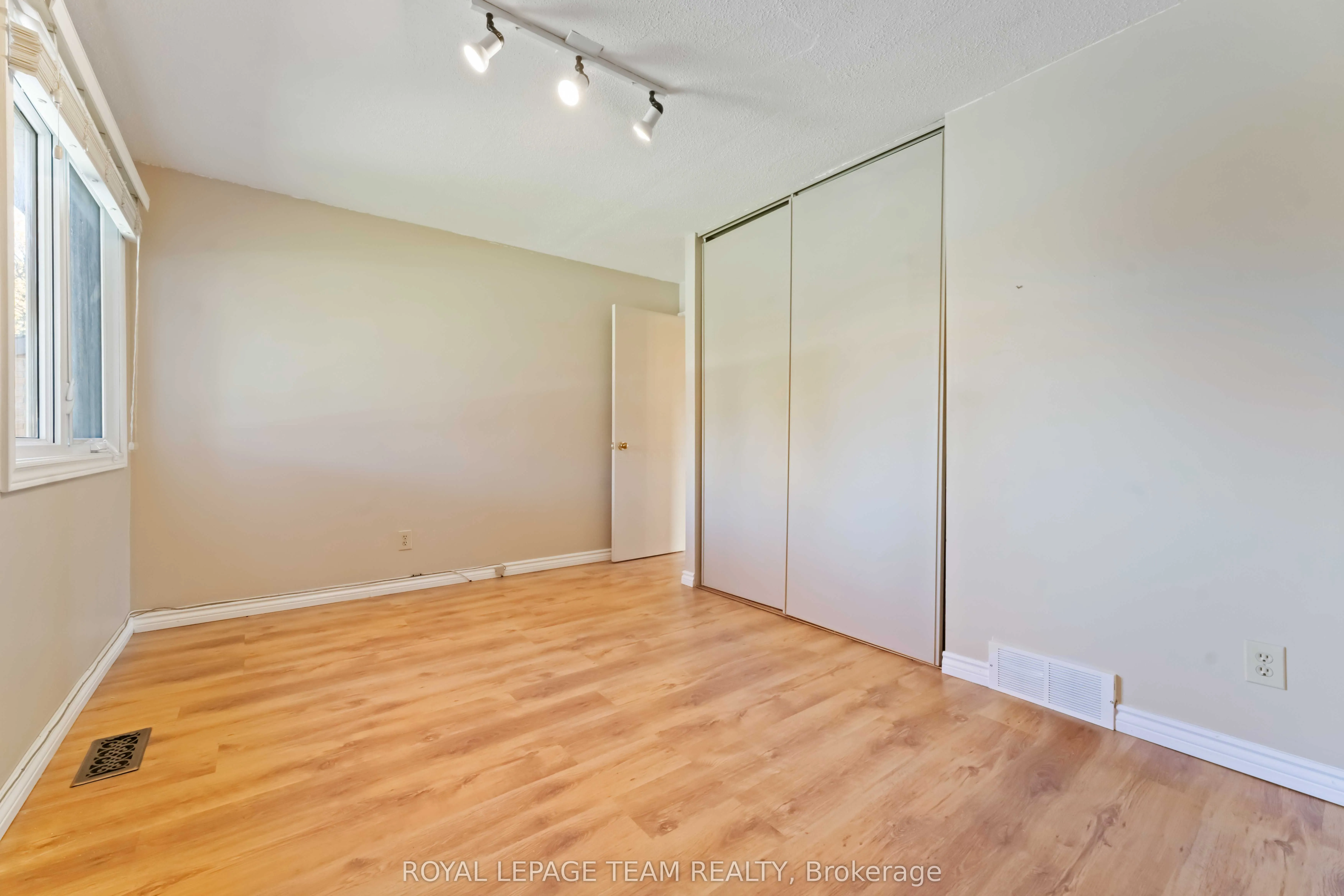 1094 Alenmede Crescent