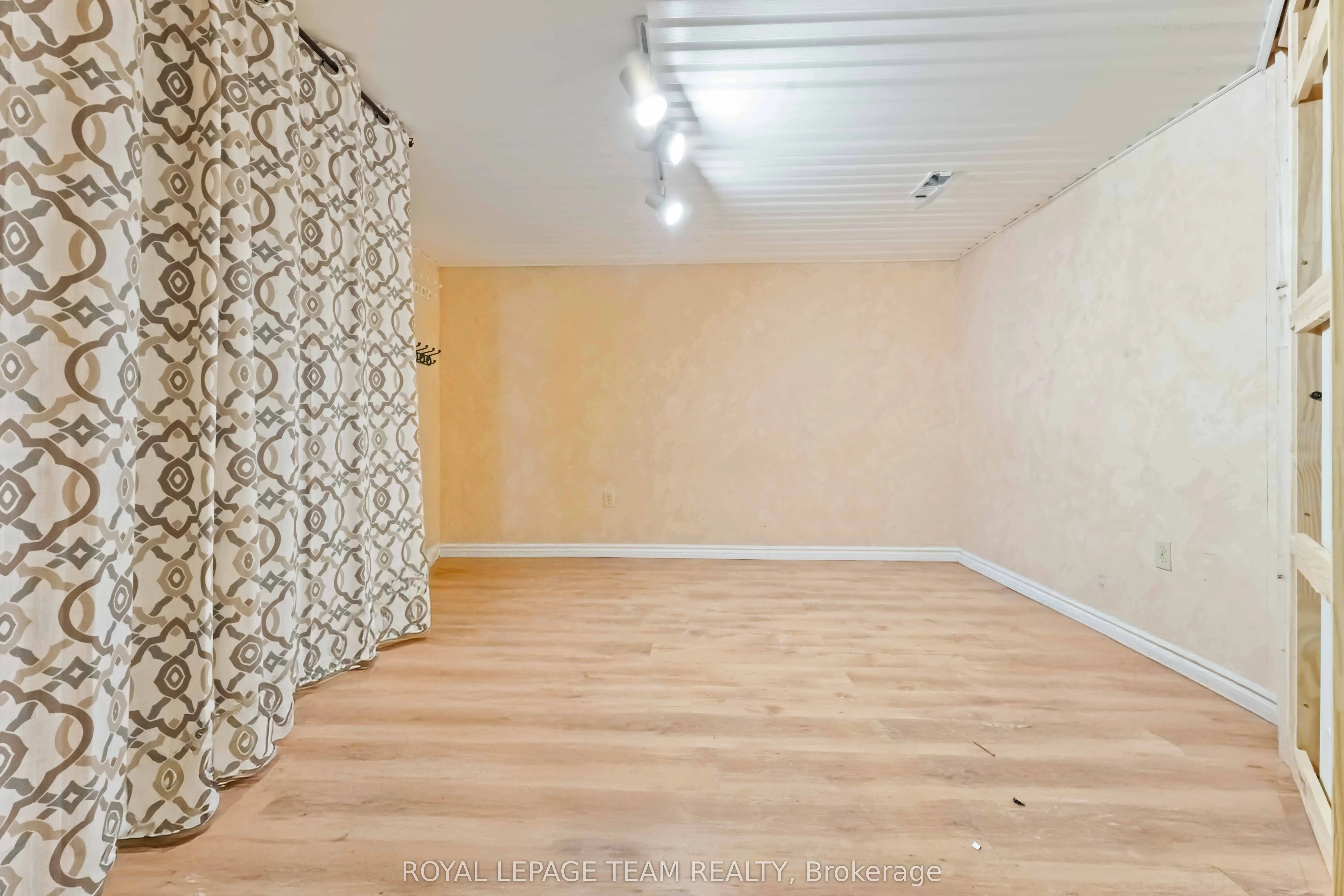 1094 Alenmede Crescent