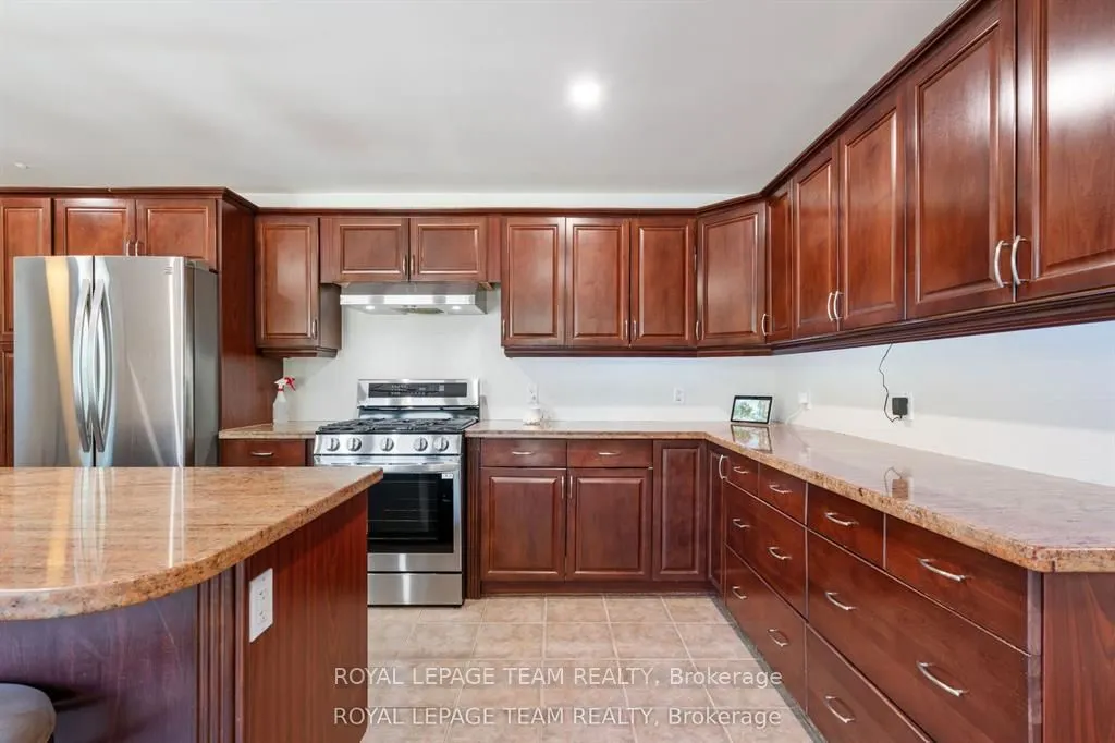 565 Dufferin Street W