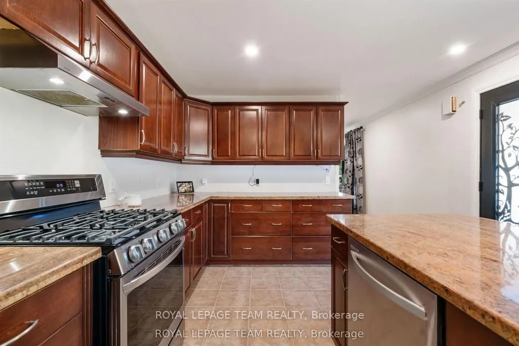 565 Dufferin Street W