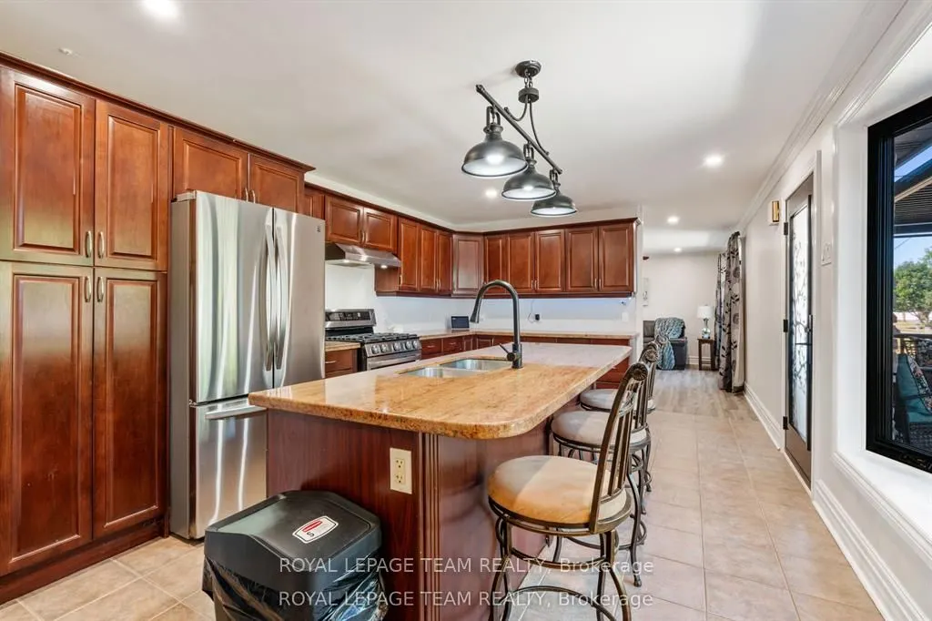565 Dufferin Street W