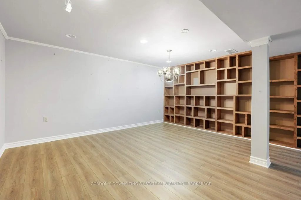 30 Chickasaw Crescent