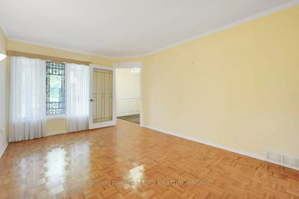 30 Chickasaw Crescent