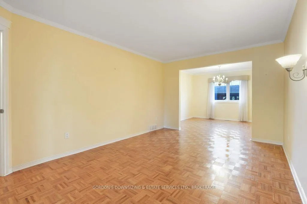 30 Chickasaw Crescent