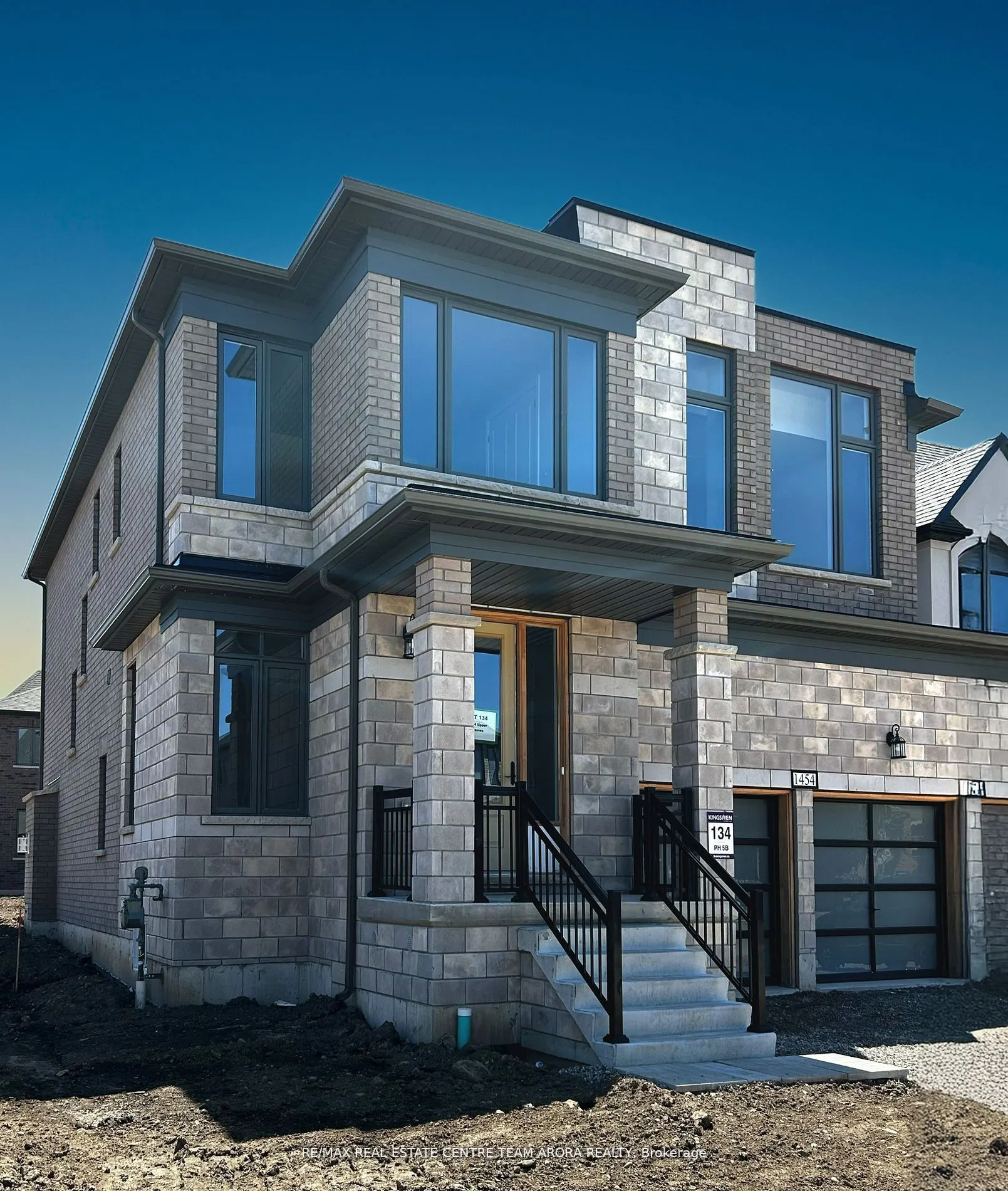 1454 Upper Thames Drive