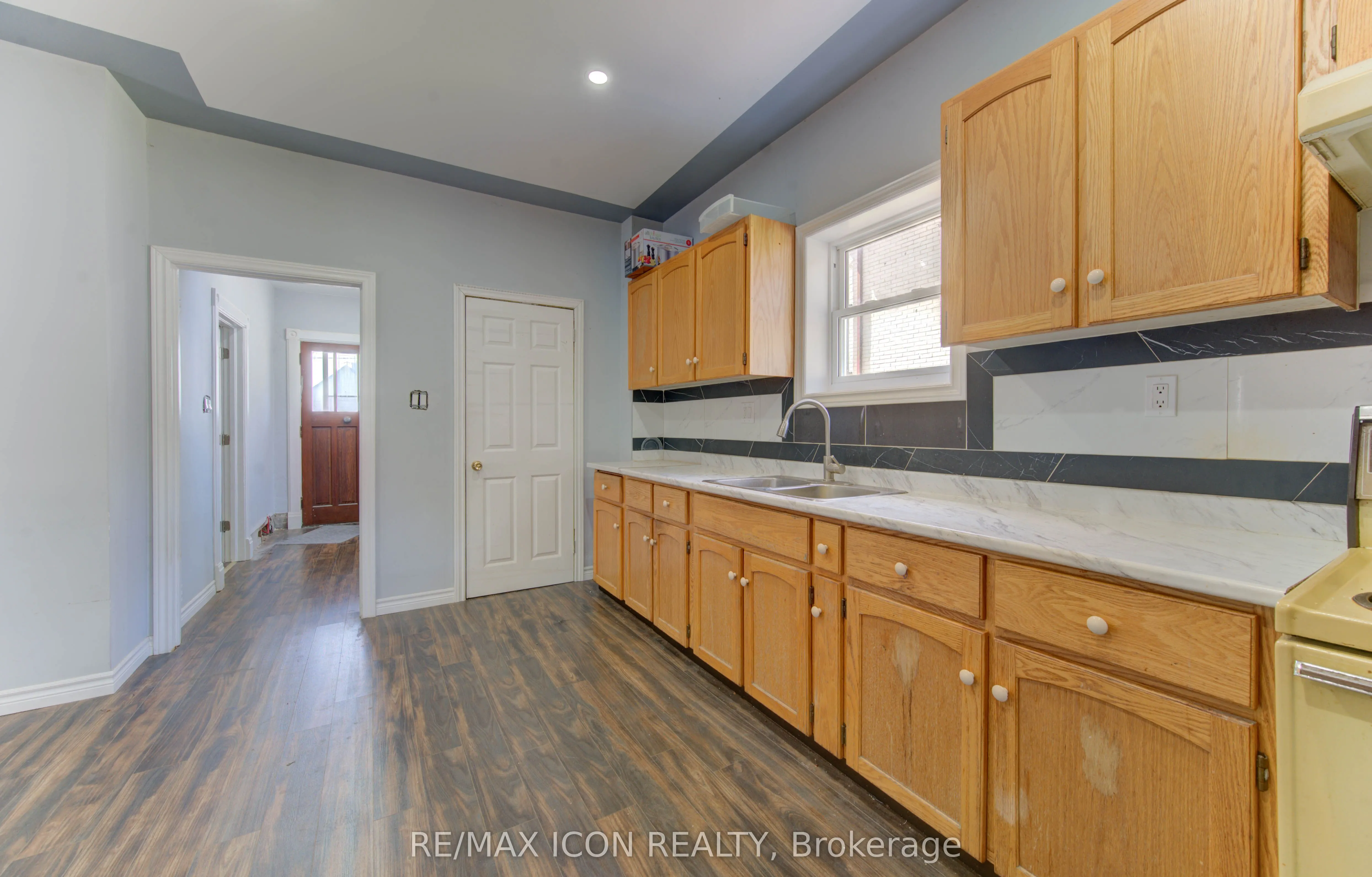 138 Courtland Avenue E