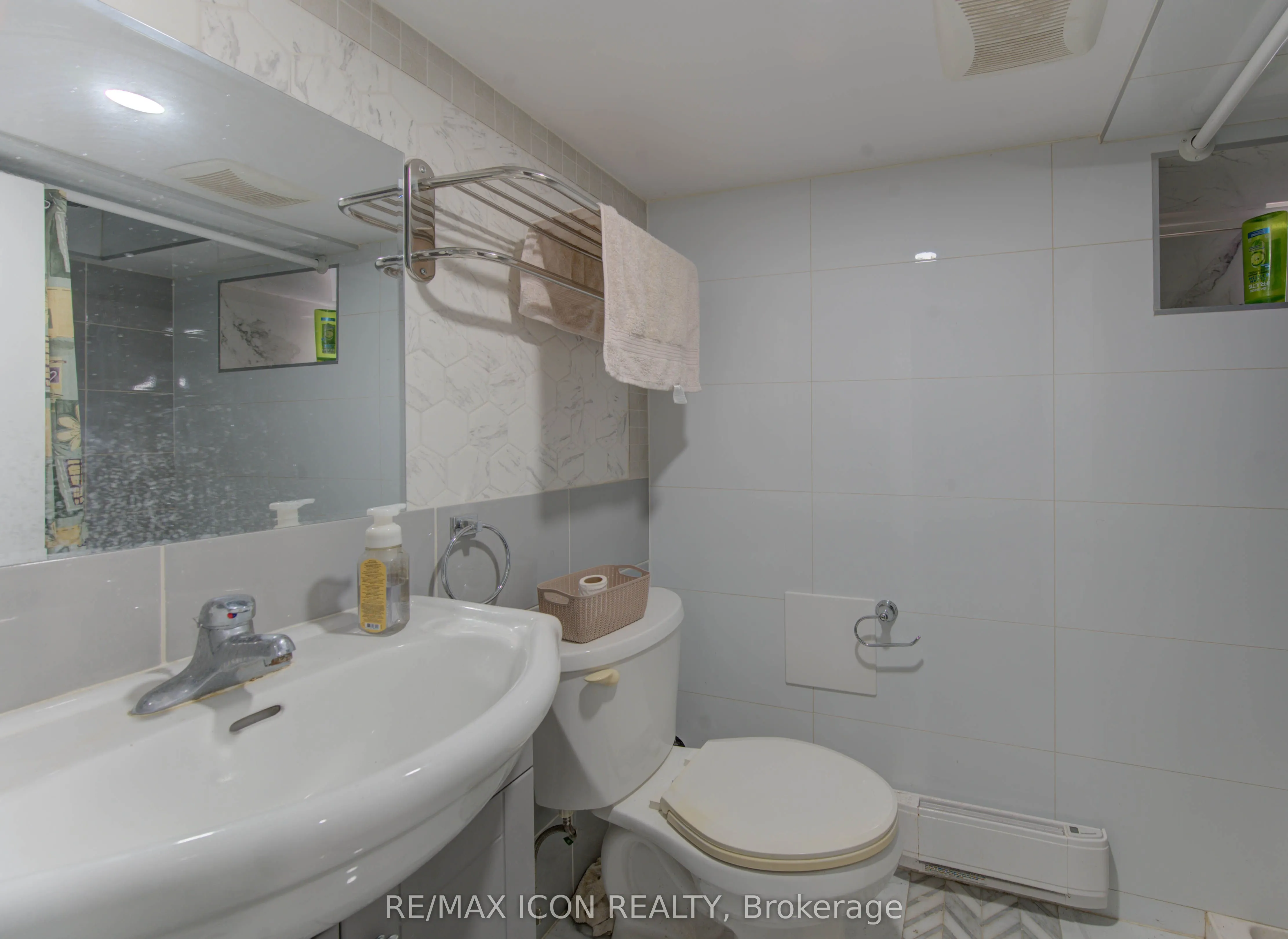 138 Courtland Avenue E