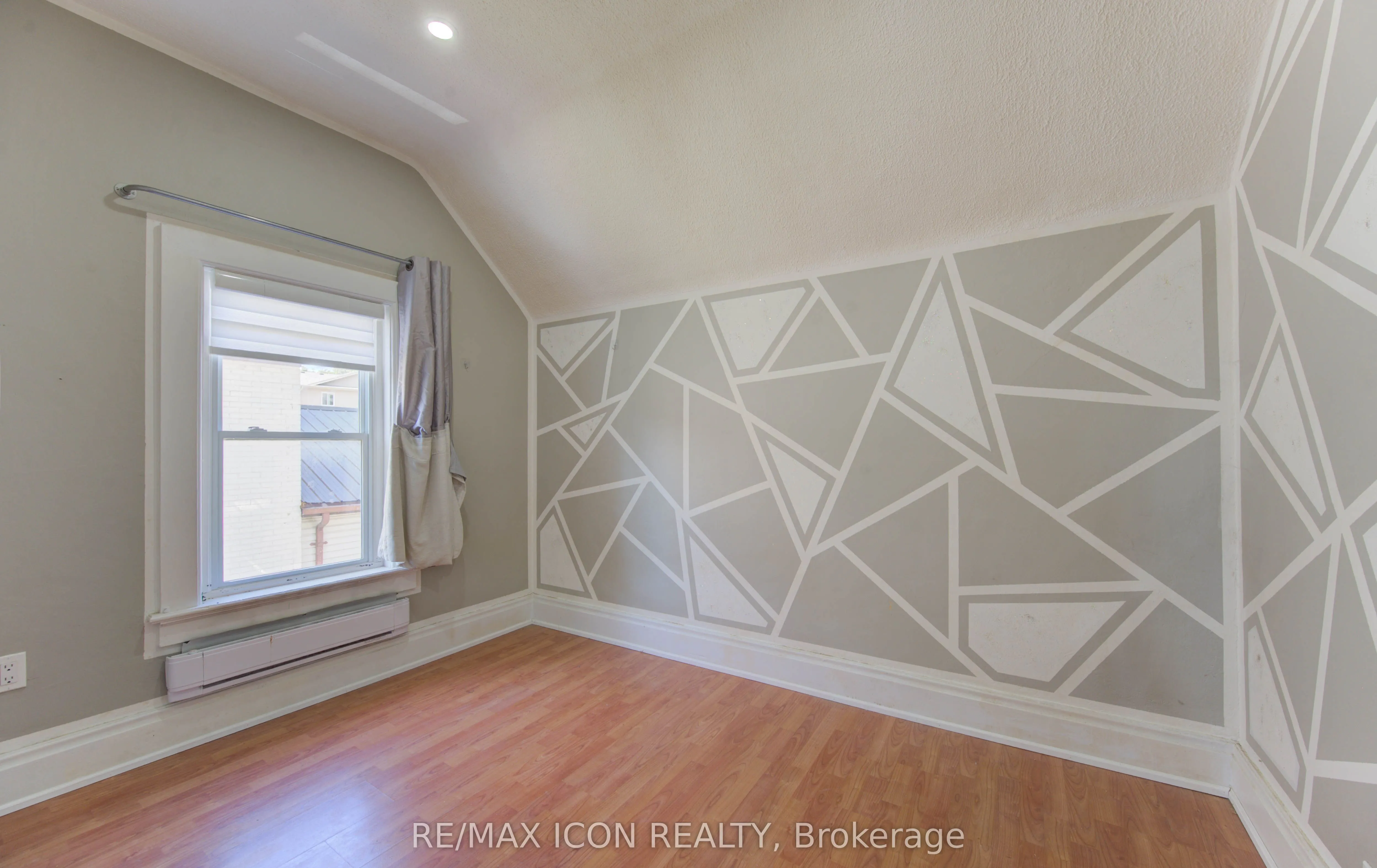 138 Courtland Avenue E