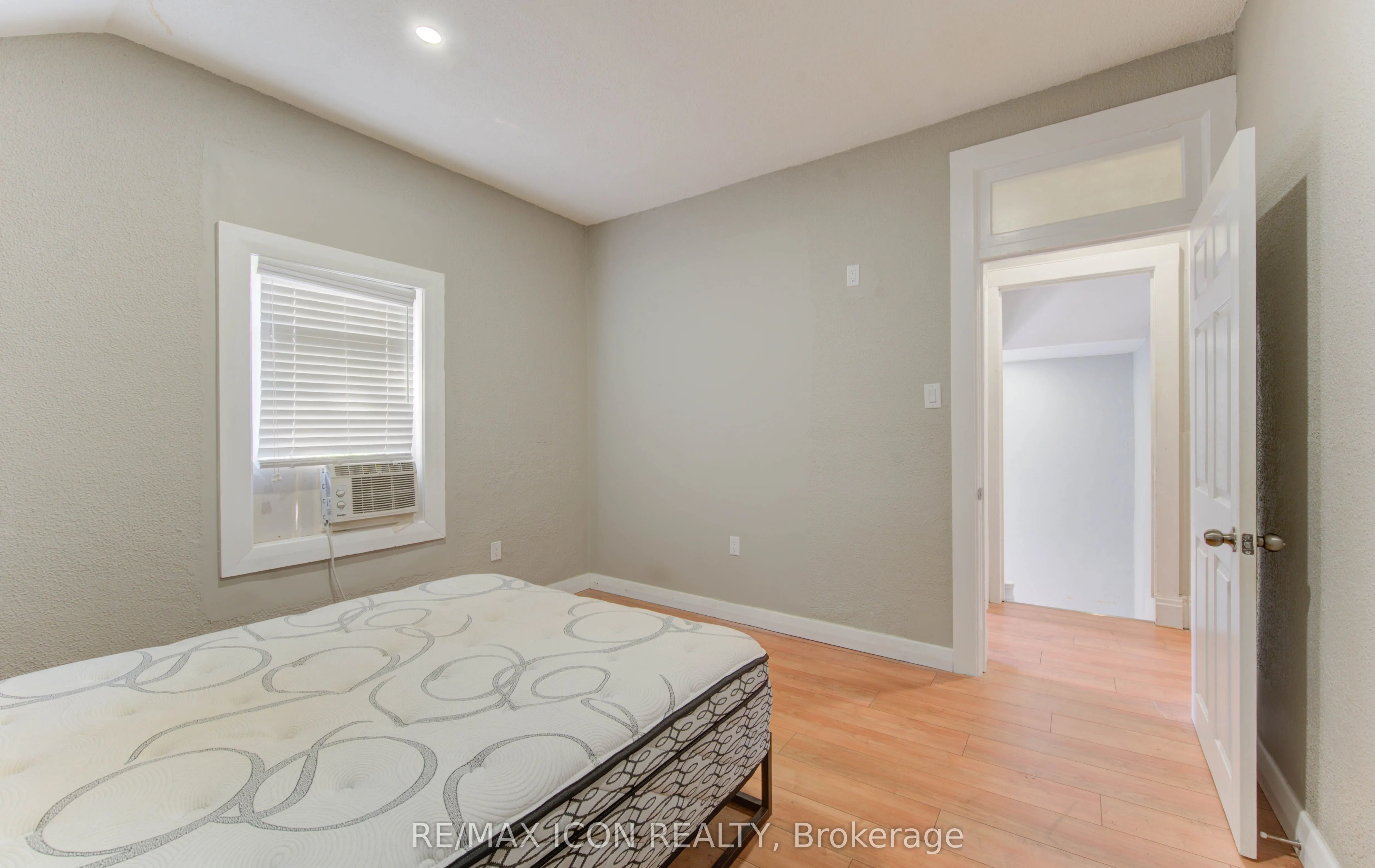 138 Courtland Avenue E