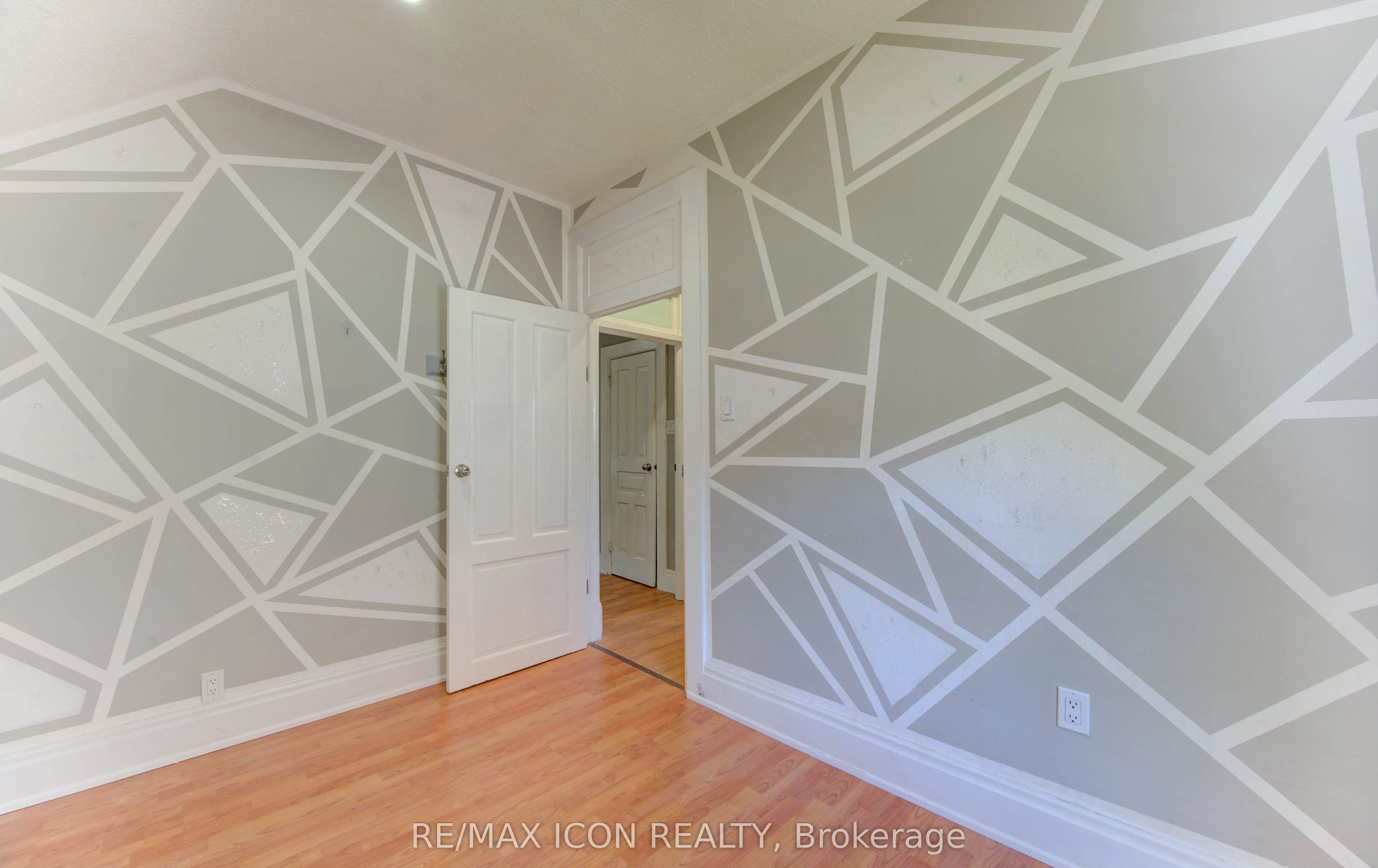 138 Courtland Avenue E