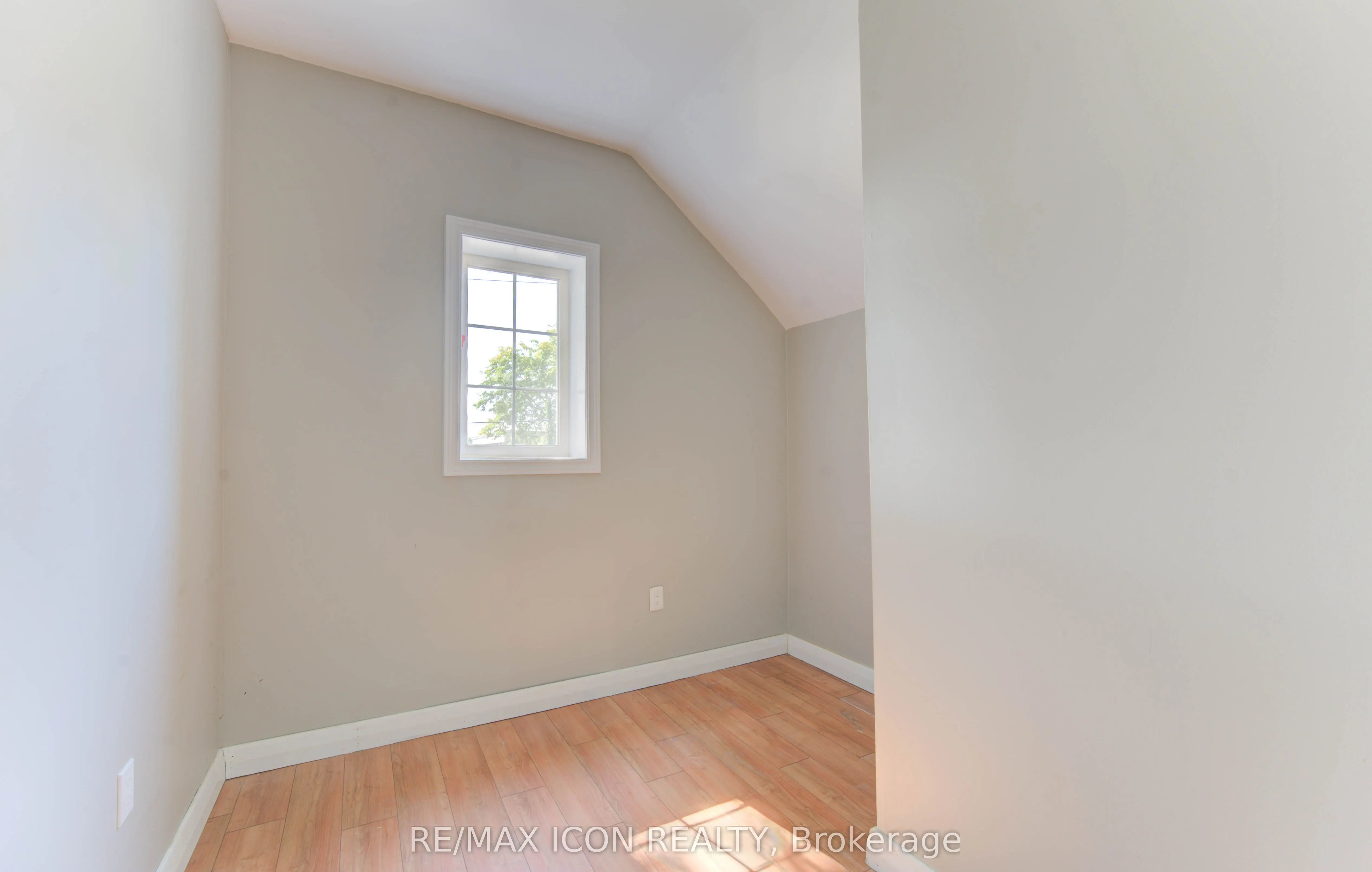 138 Courtland Avenue E