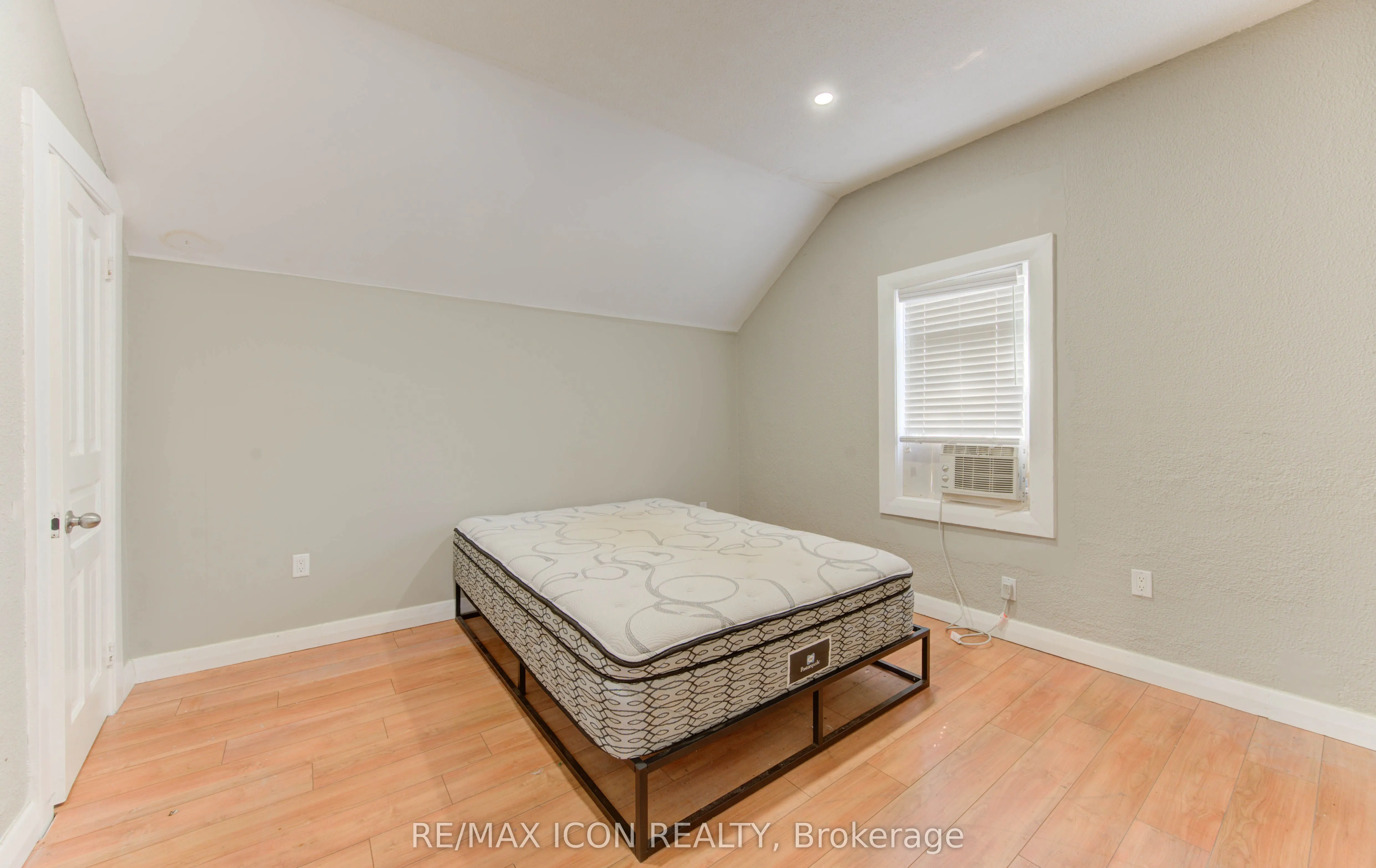 138 Courtland Avenue E