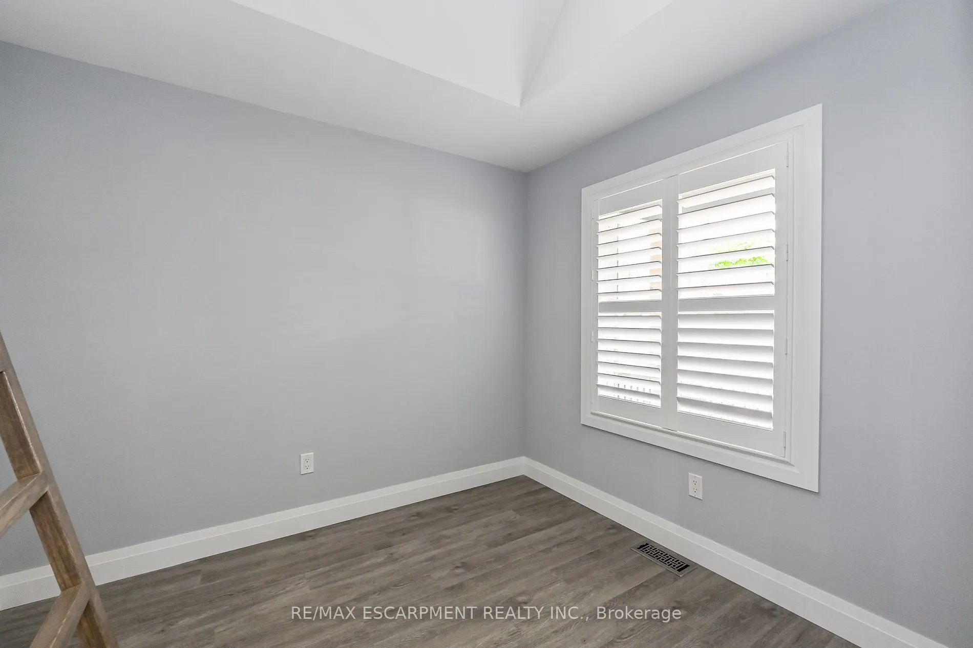 95 Houghton Avenue N