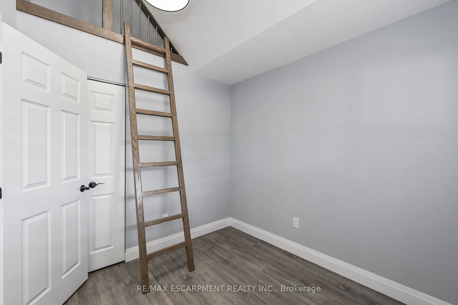 95 Houghton Avenue N