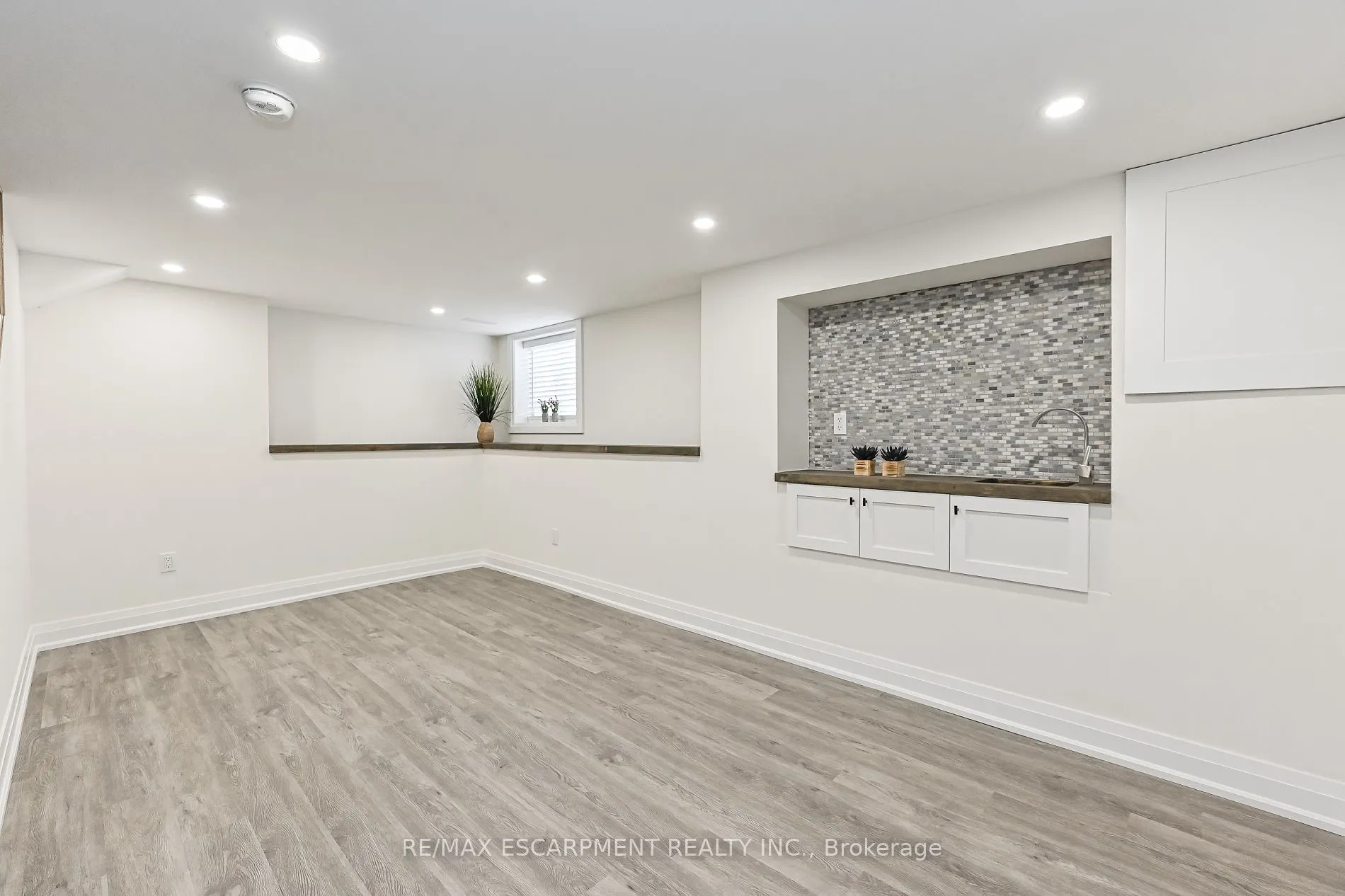 95 Houghton Avenue N