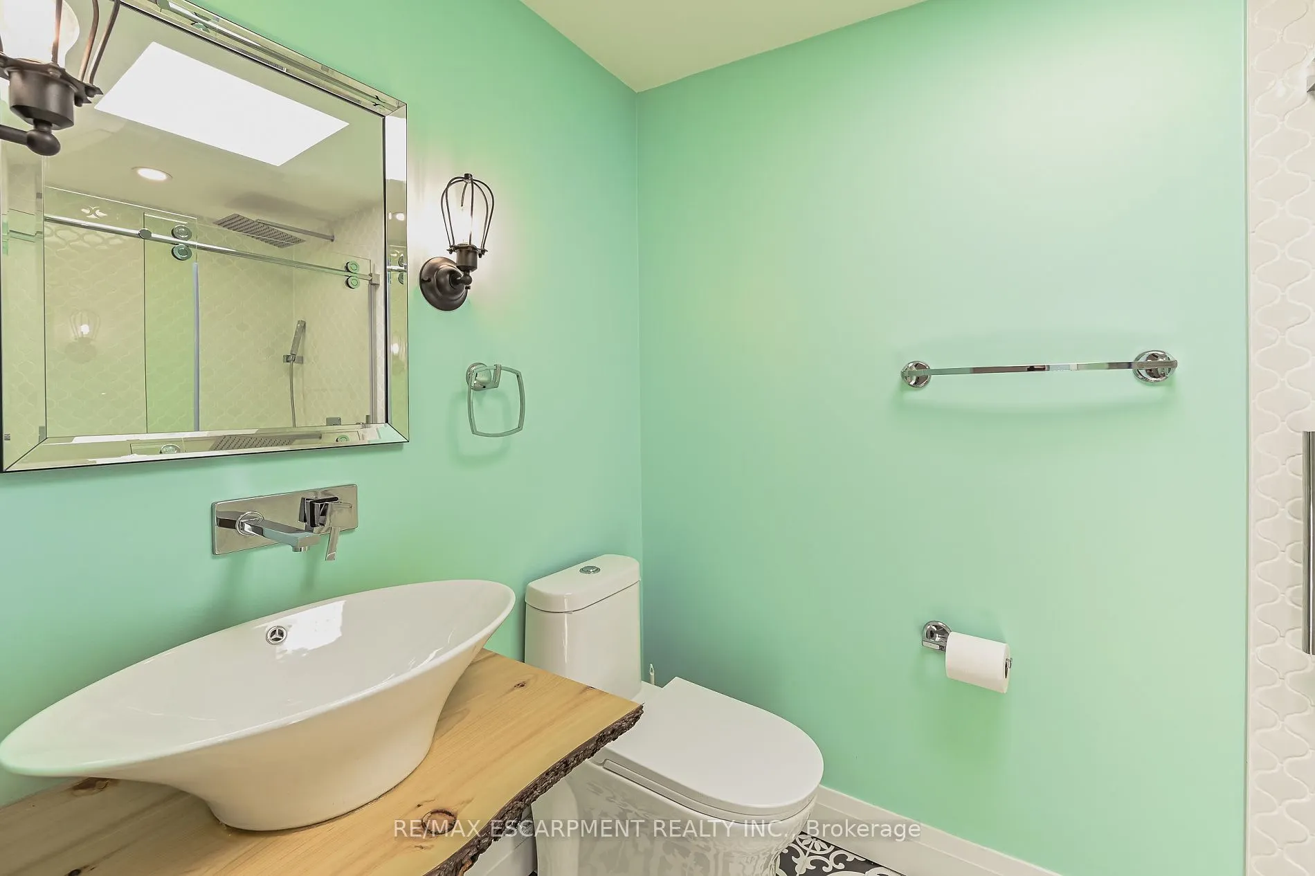 95 Houghton Avenue N