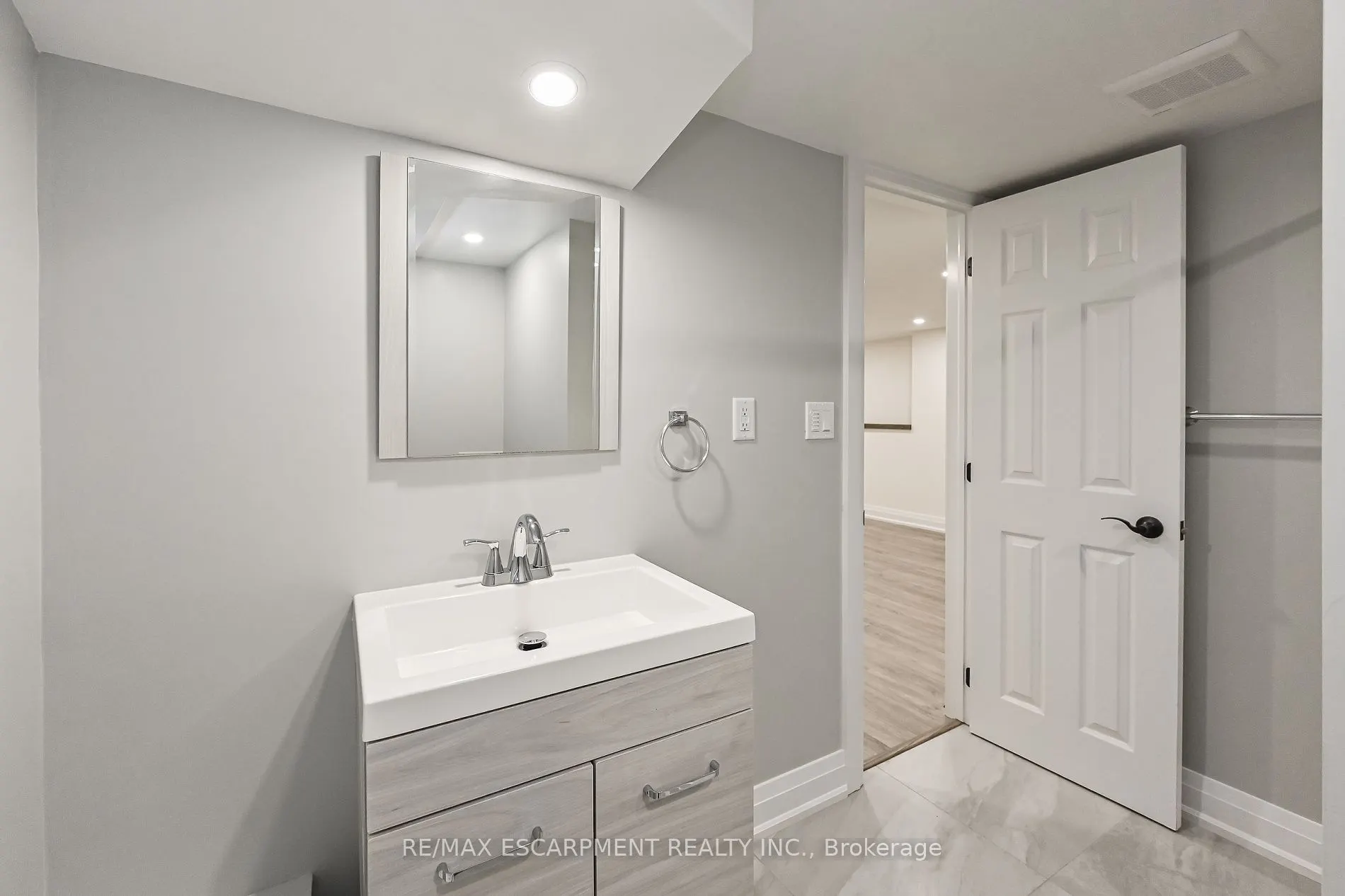 95 Houghton Avenue N