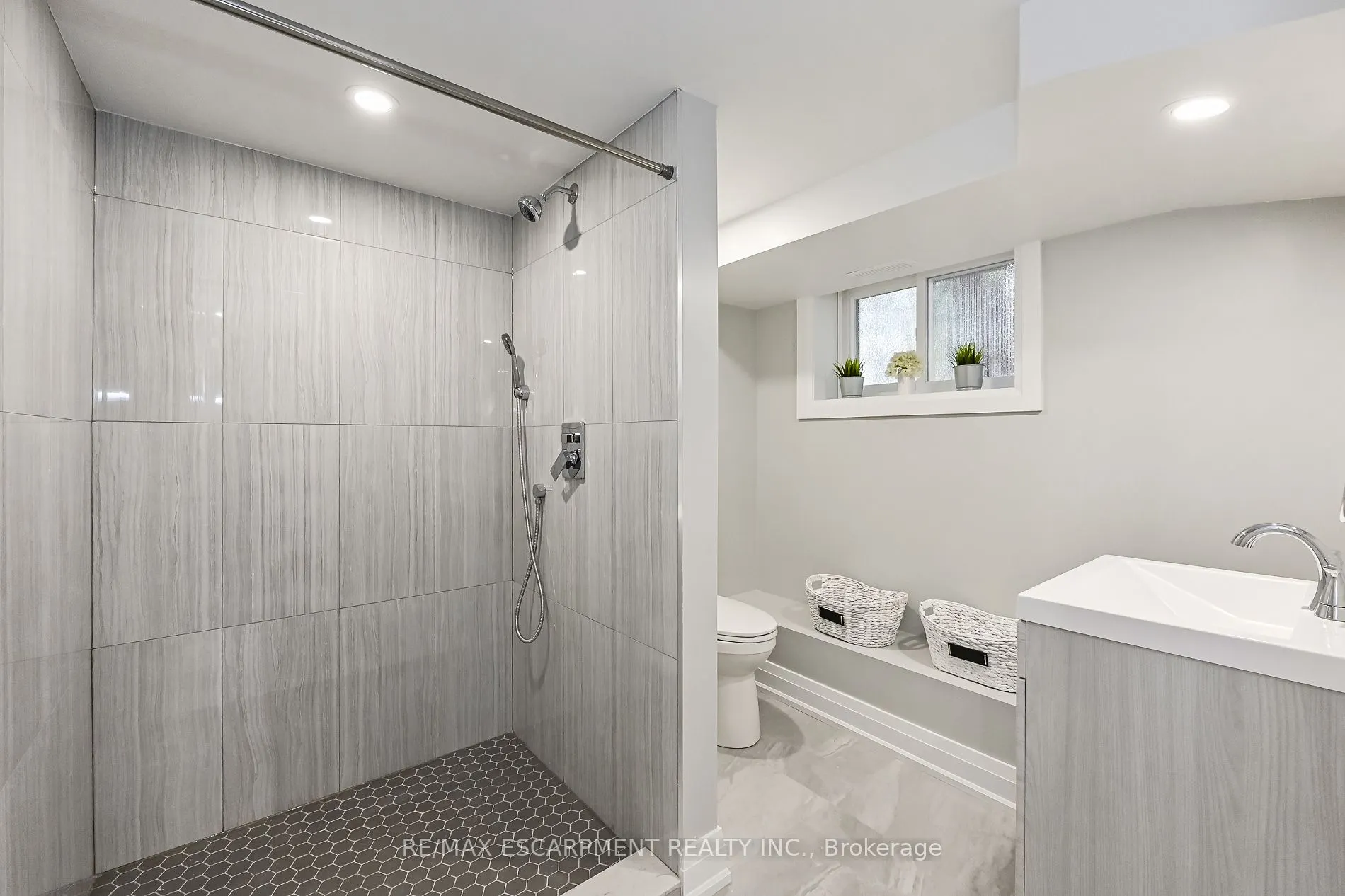 95 Houghton Avenue N