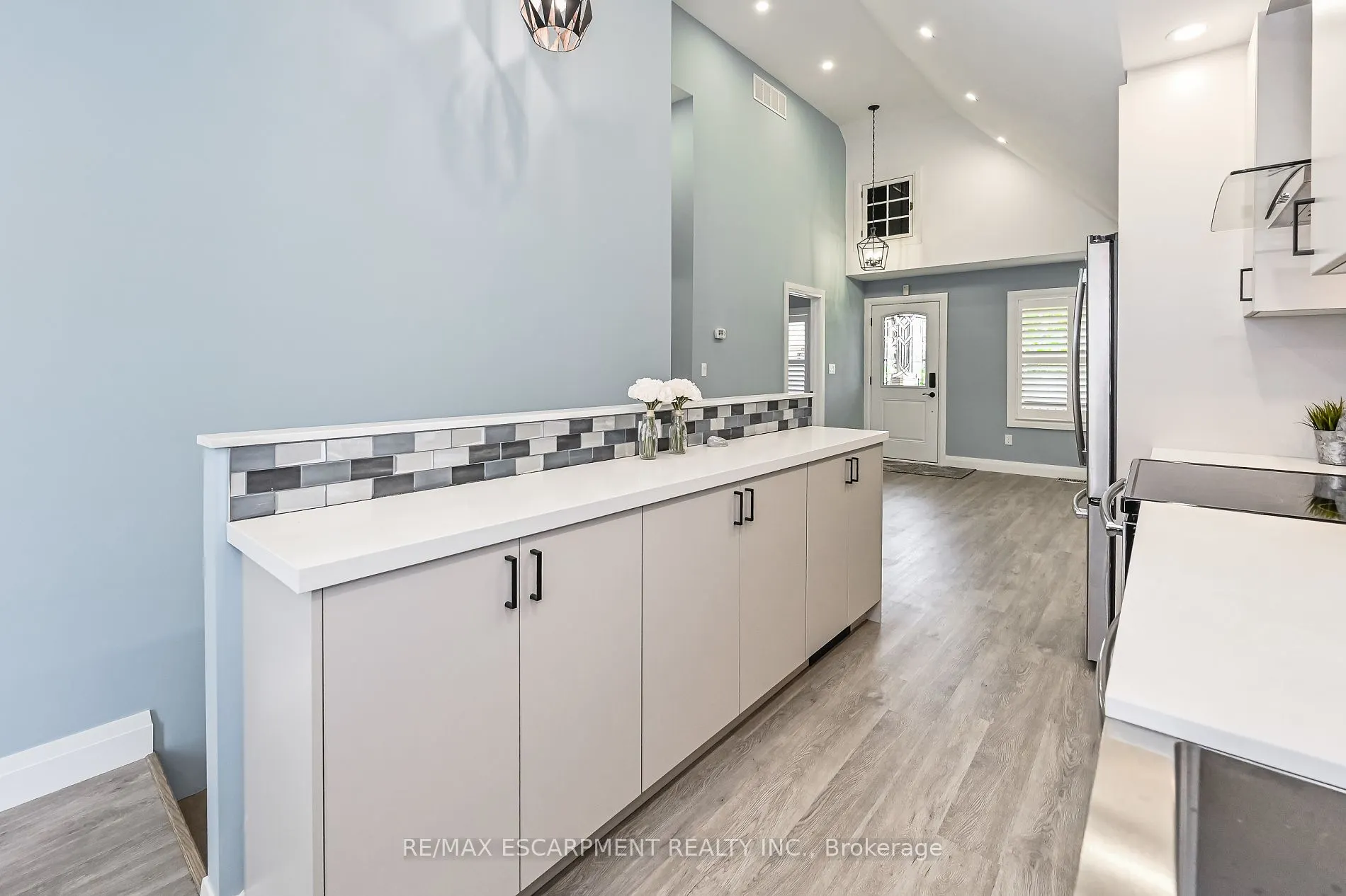 95 Houghton Avenue N