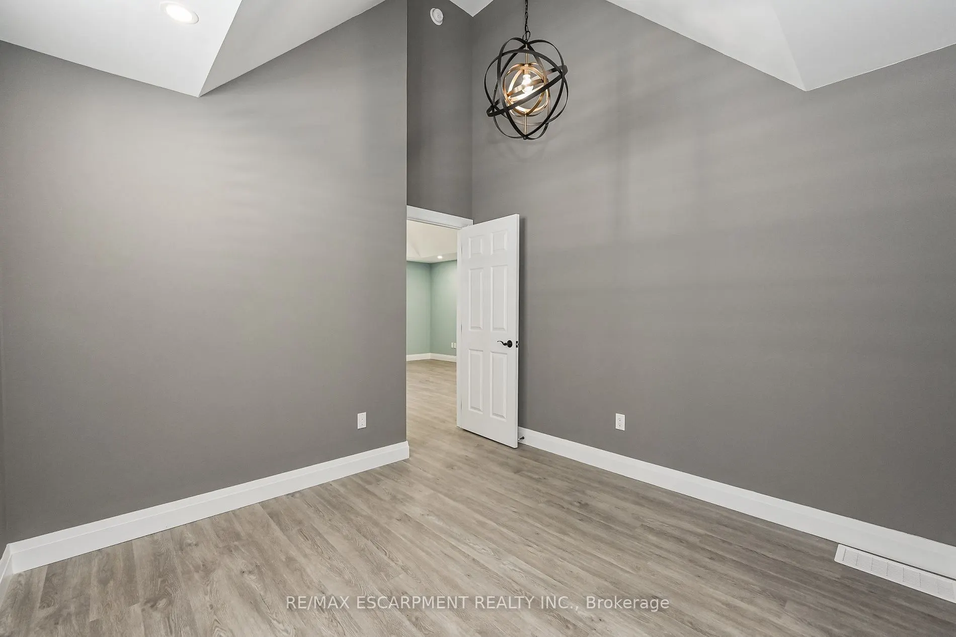 95 Houghton Avenue N