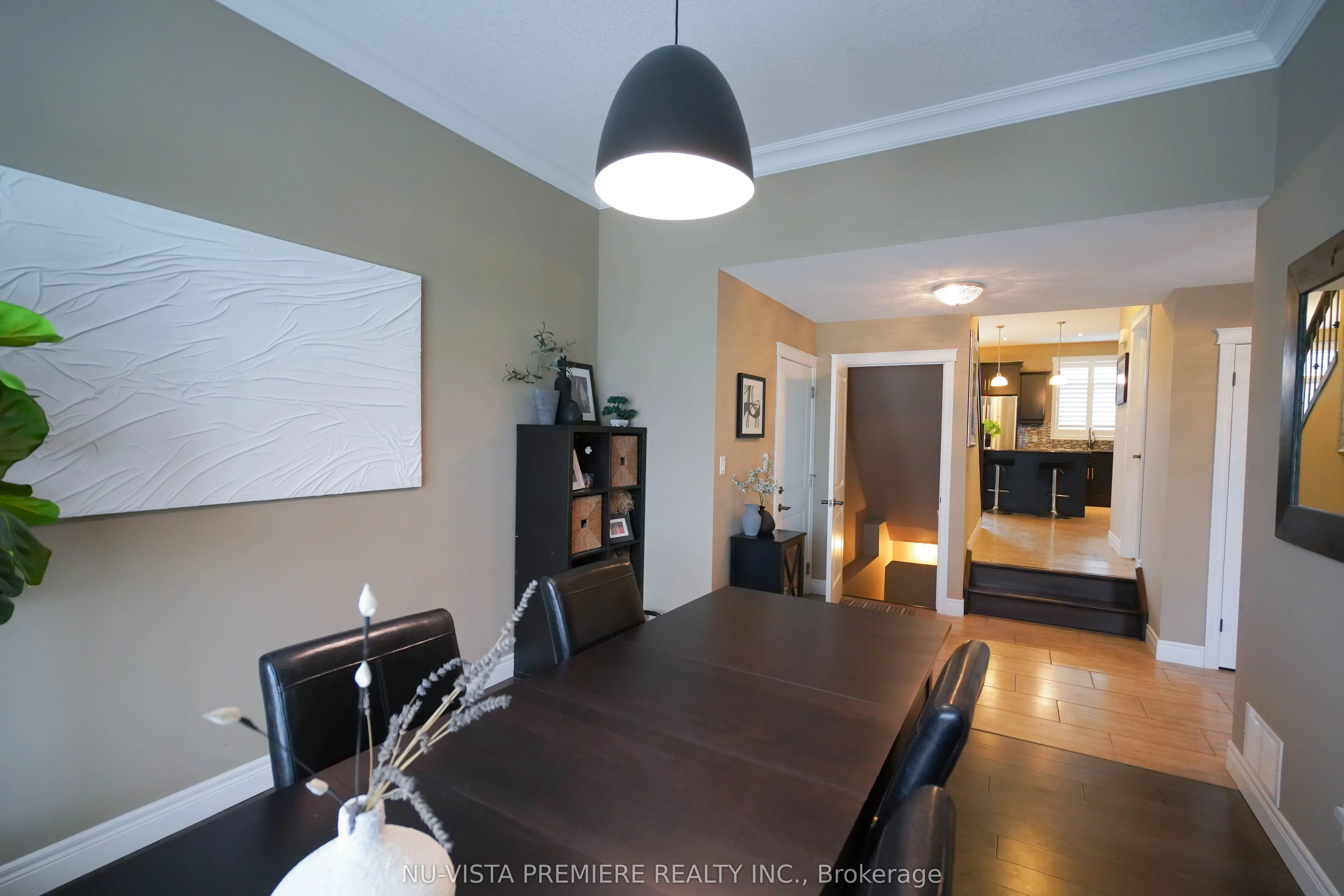 968 Springbank Avenue N