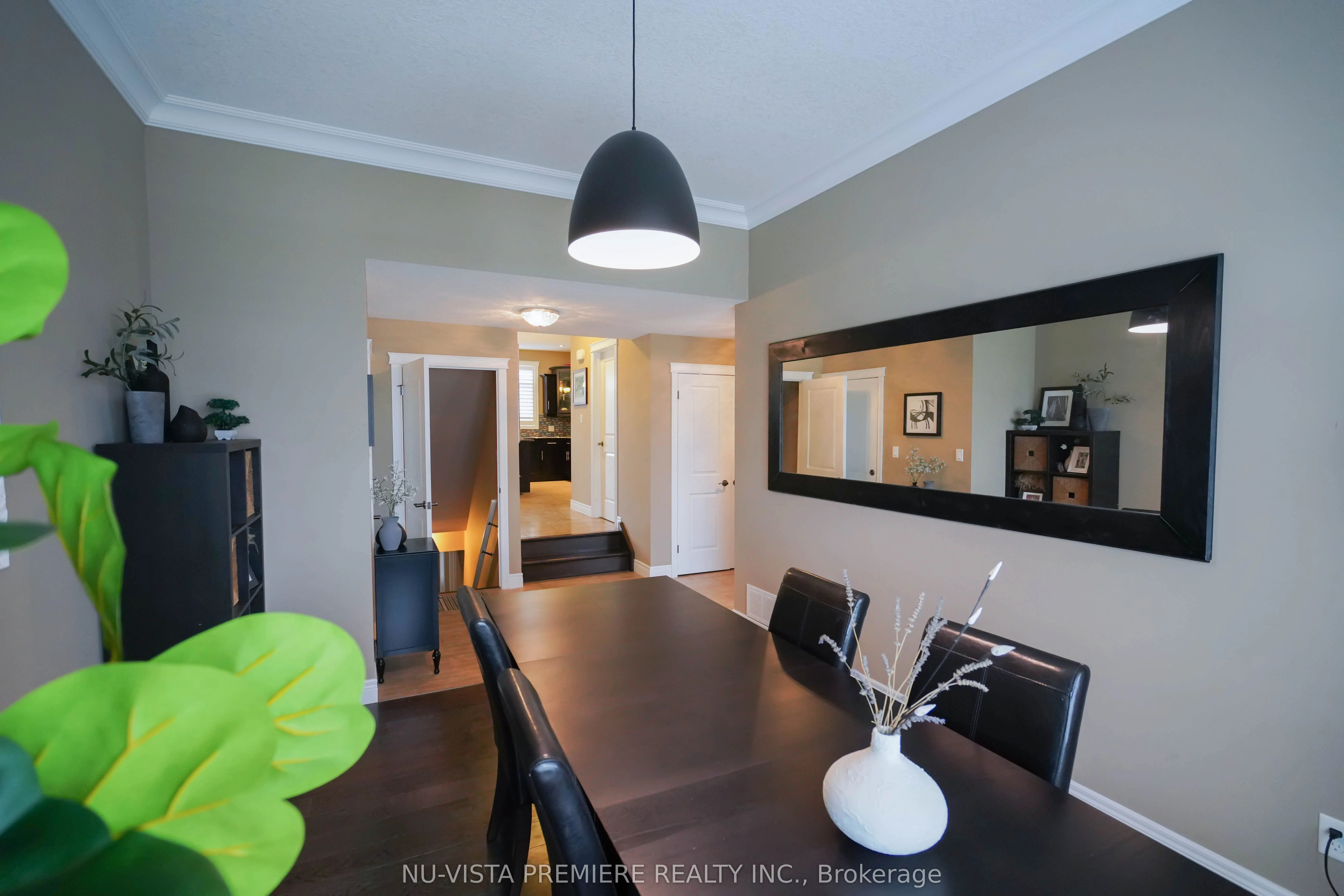 968 Springbank Avenue N