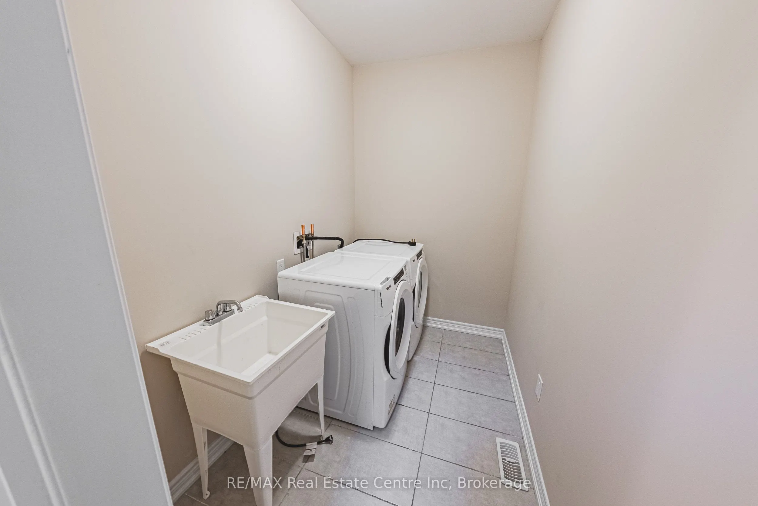 166 Deerpath Drive, #7