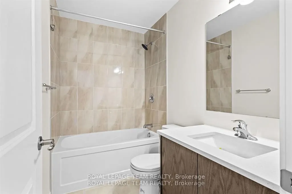 712 Parnian Private, #712