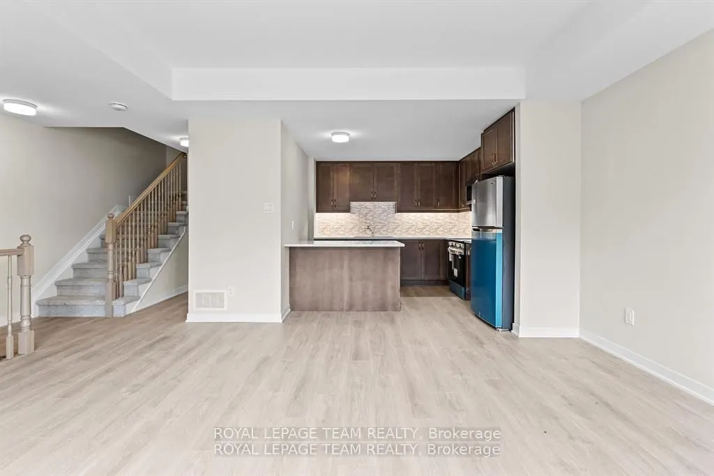 712 Parnian Private, #712