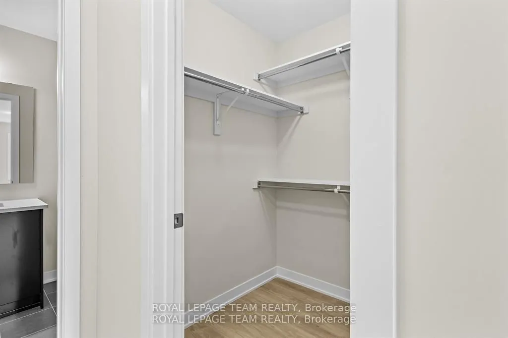 712 Parnian Private, #712