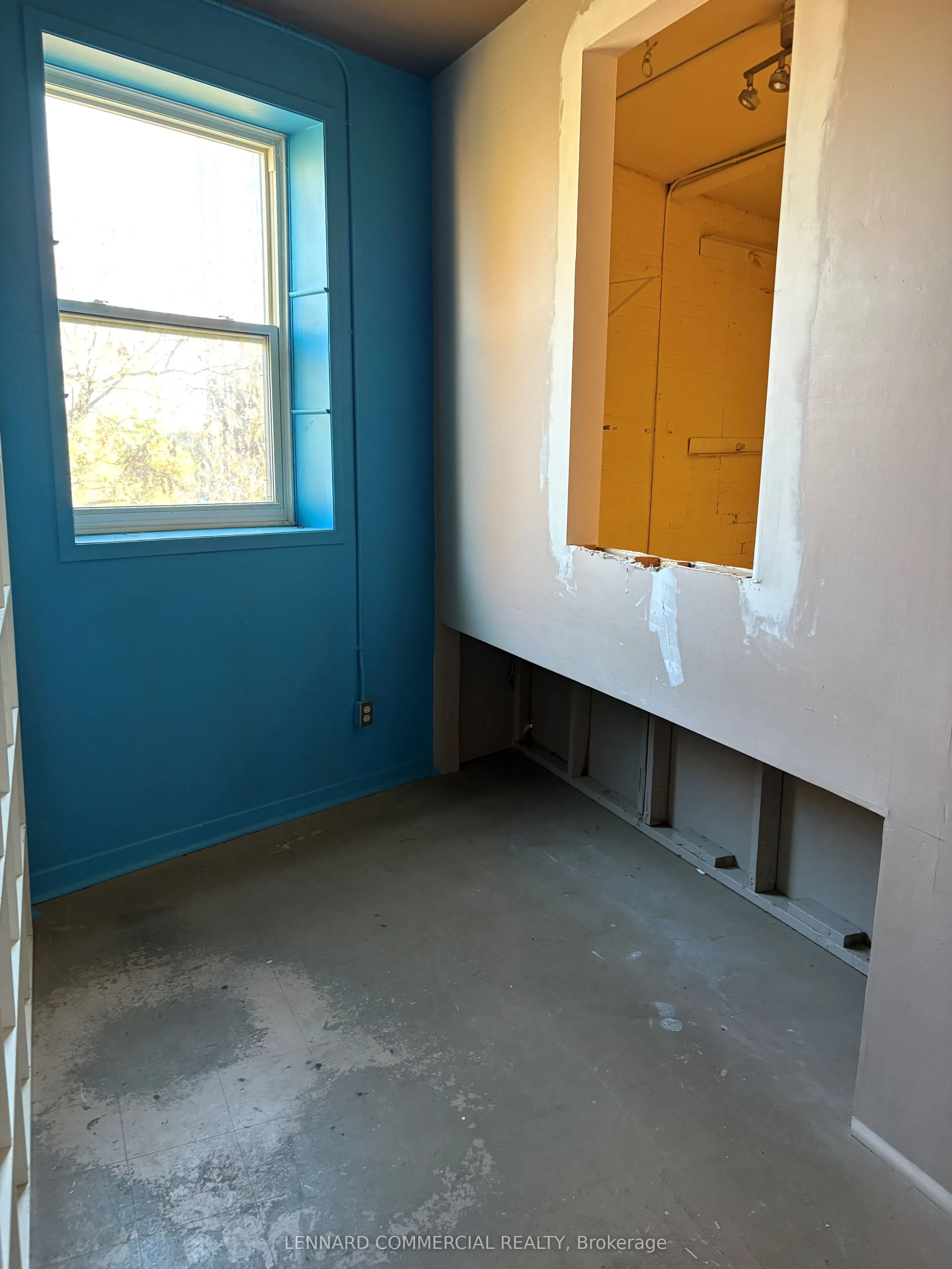 75 BREEZEHILL Avenue N, #B