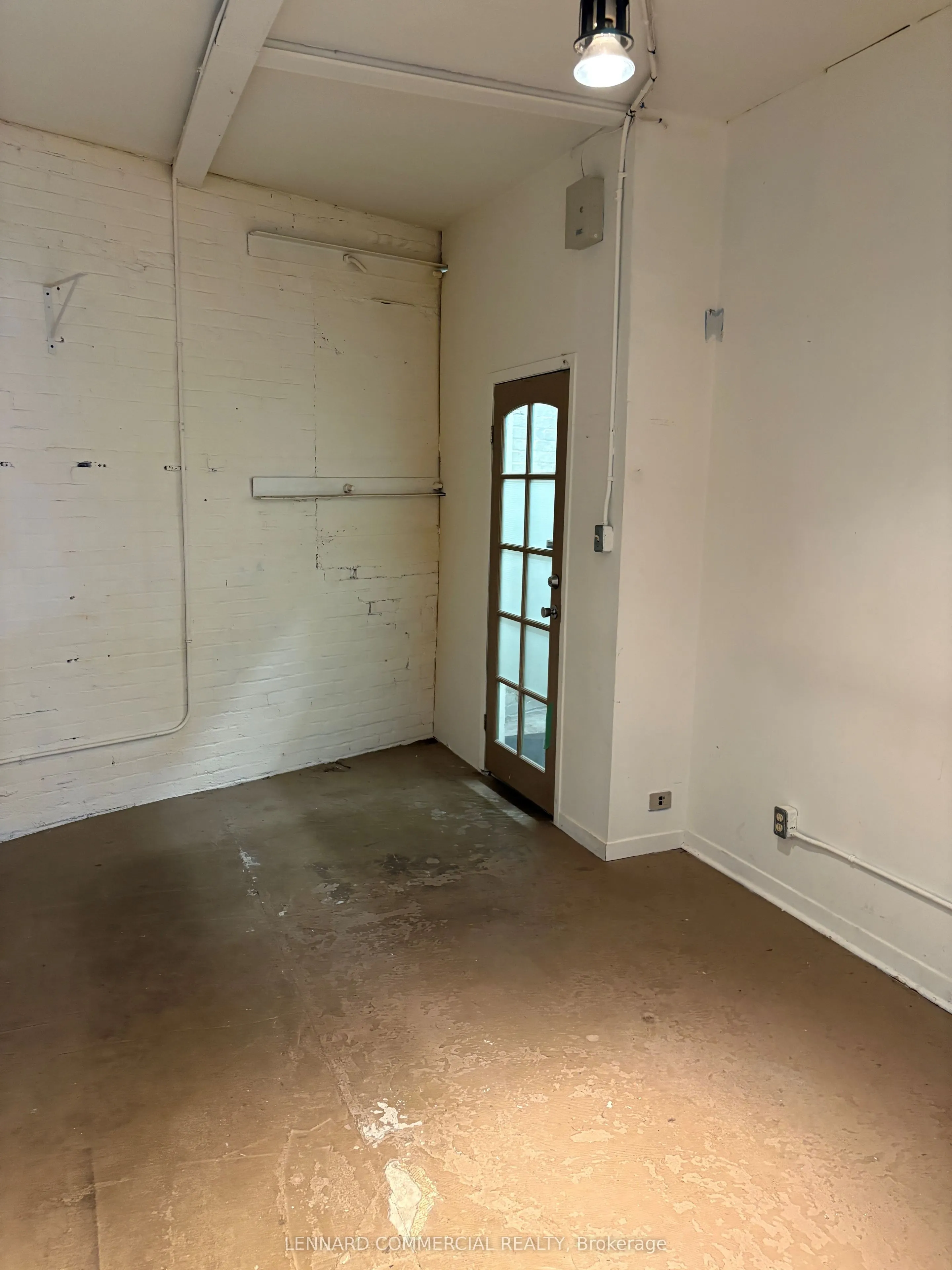 75 BREEZEHILL Avenue N, #B