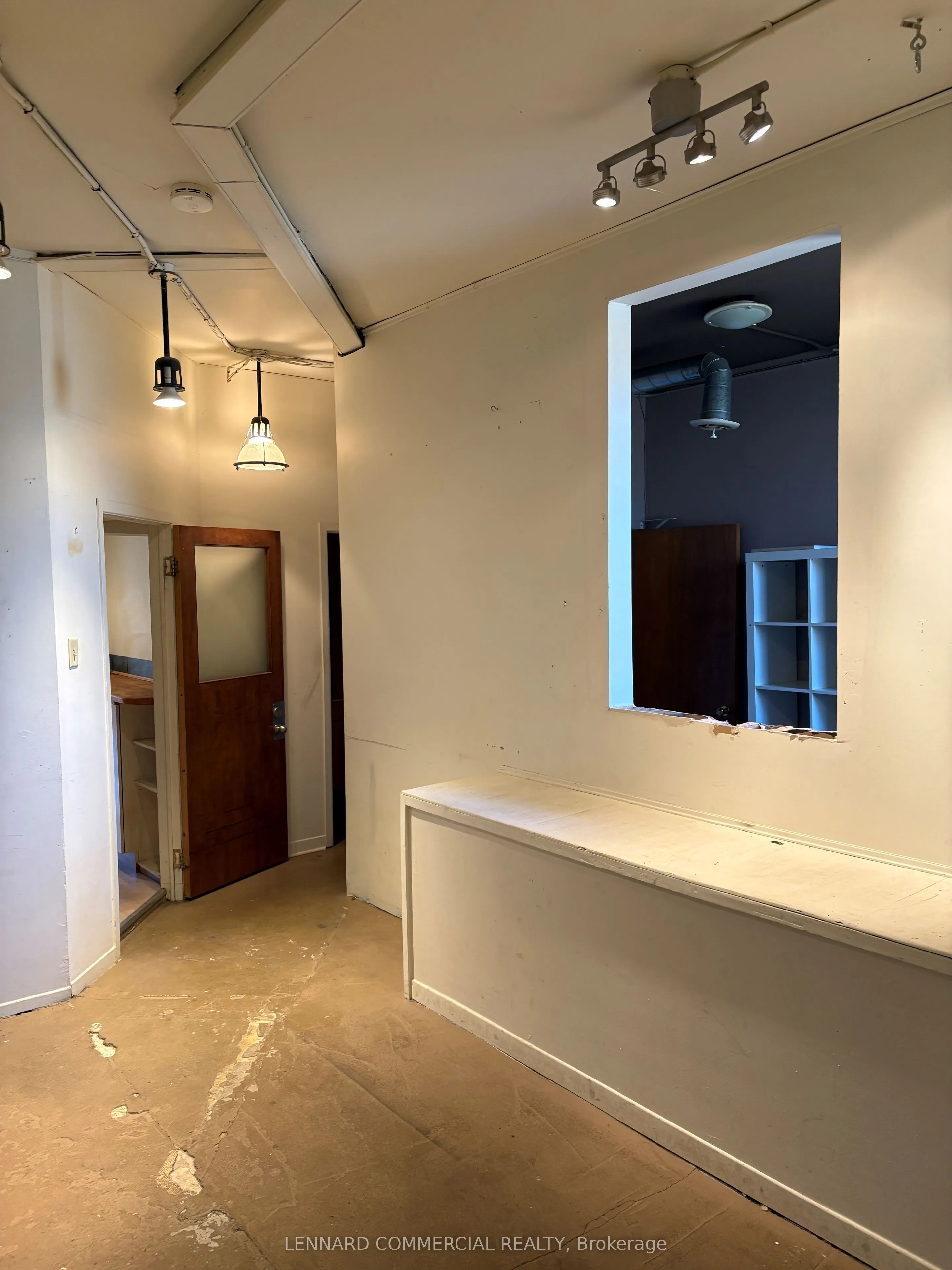 75 BREEZEHILL Avenue N, #B