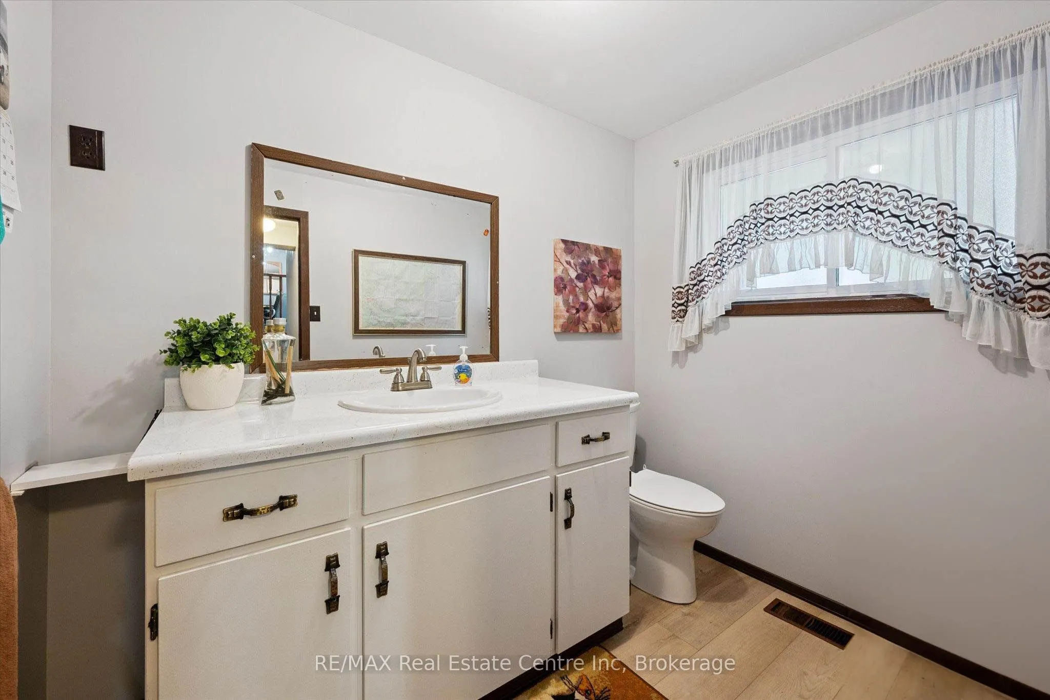 33 Hastings Boulevard