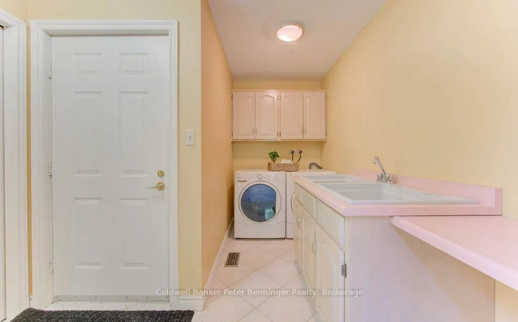 610 Stonebury Crescent