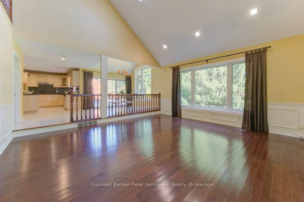 610 Stonebury Crescent