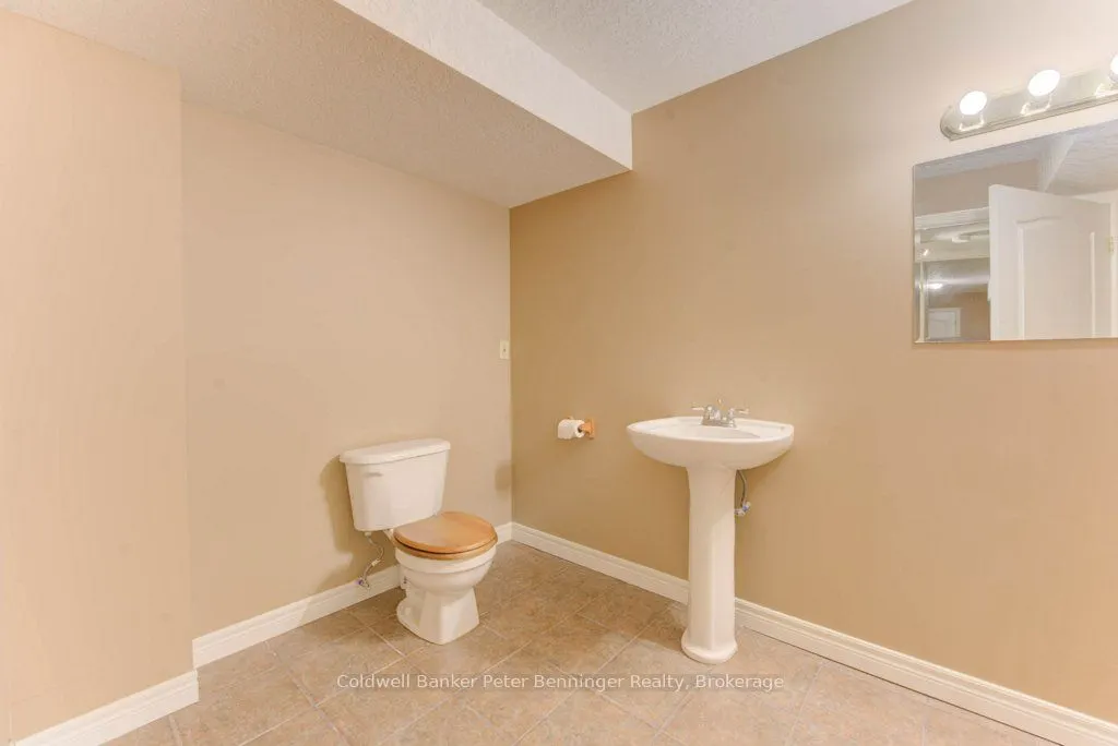 610 Stonebury Crescent