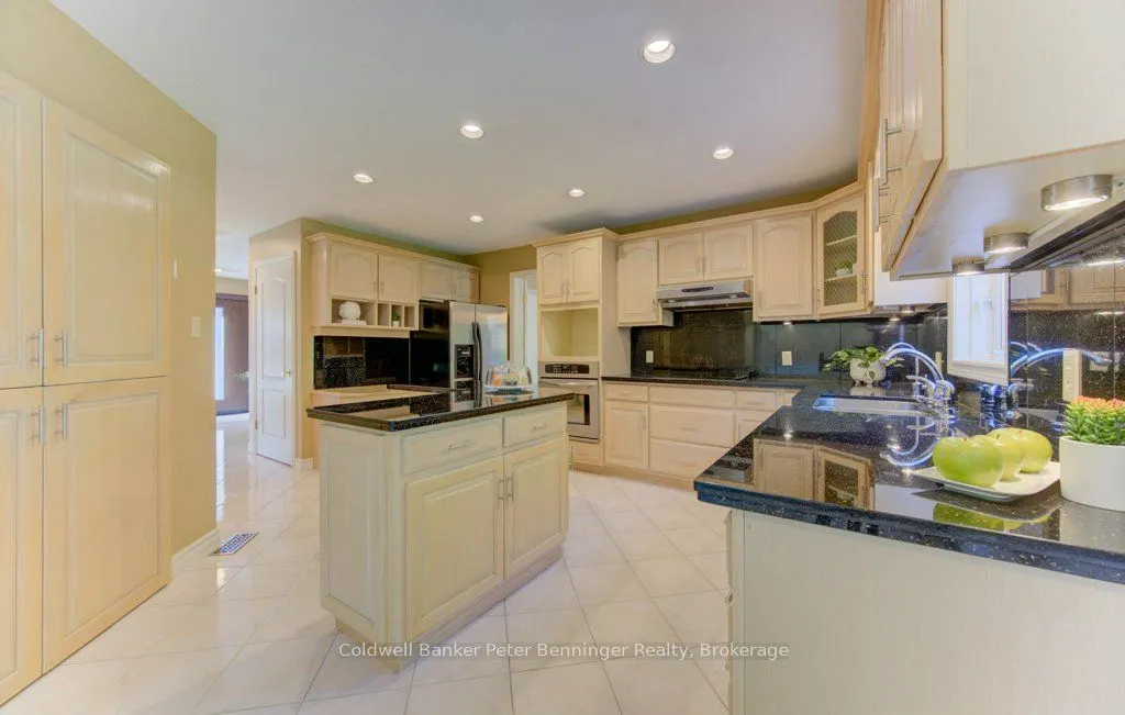 610 Stonebury Crescent