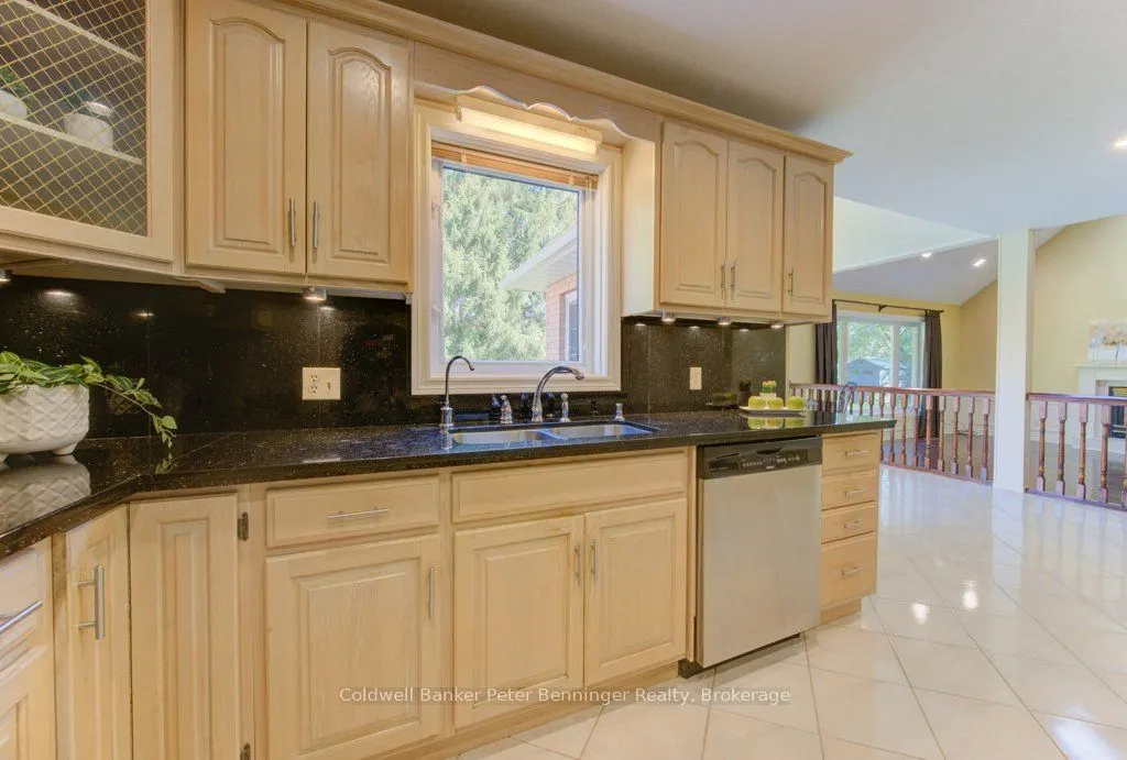 610 Stonebury Crescent