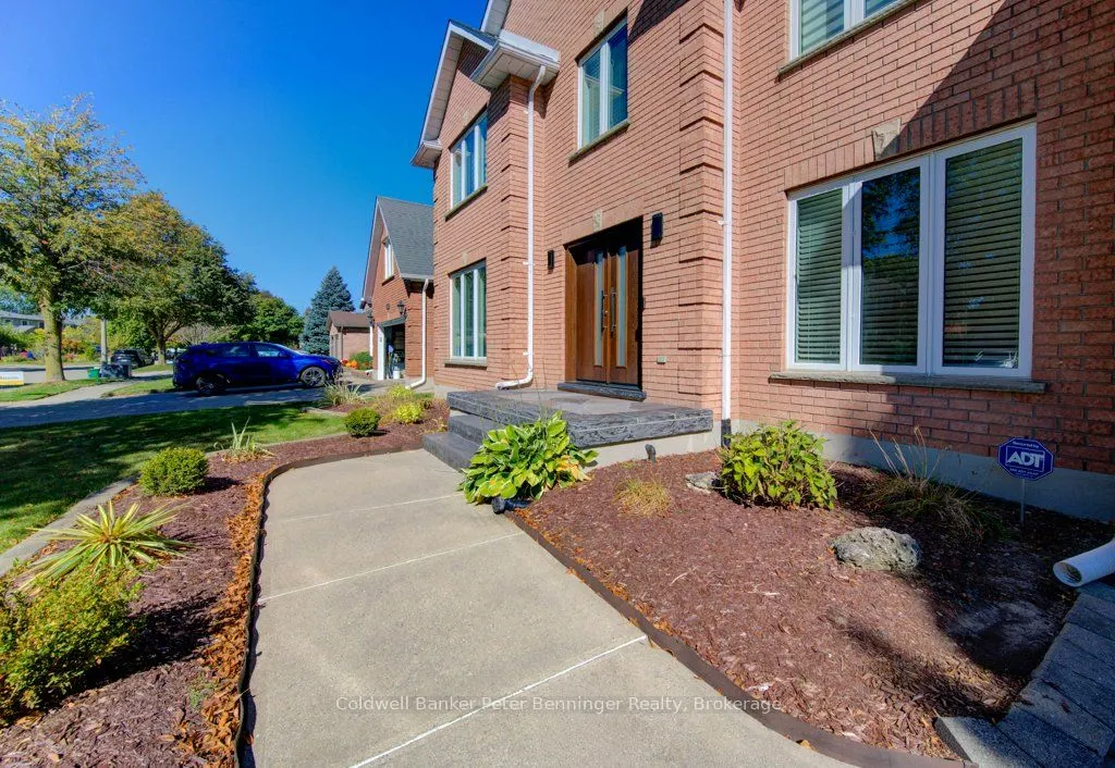 610 Stonebury Crescent