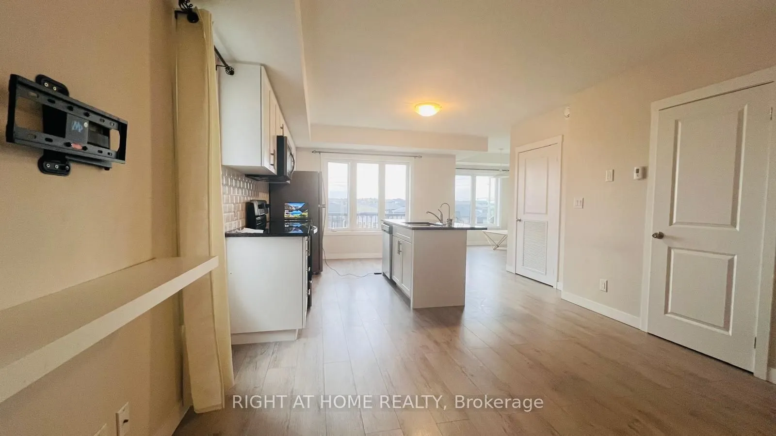 160 ROCHEFORT Street, #B-3