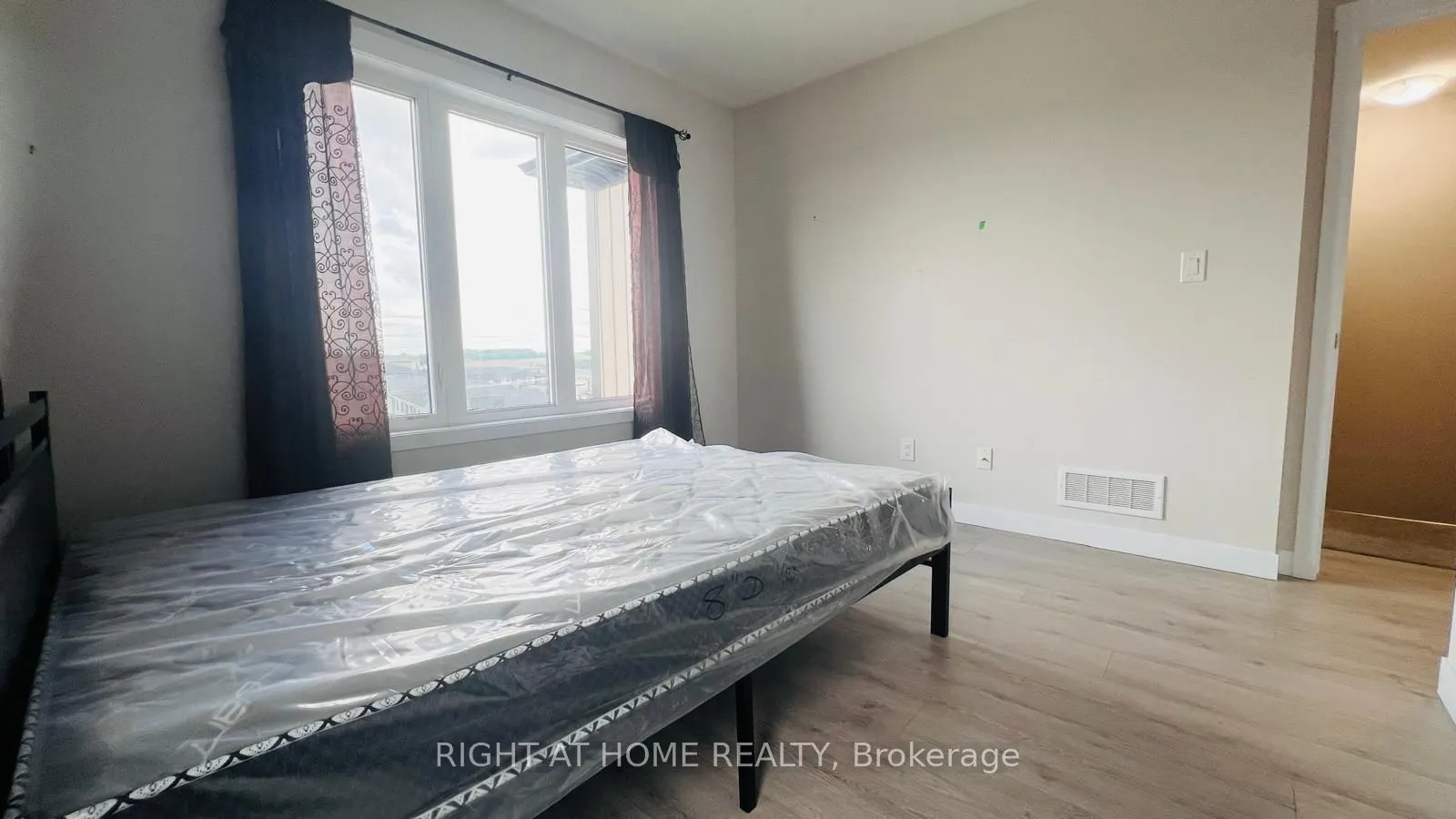 160 ROCHEFORT Street, #B-3