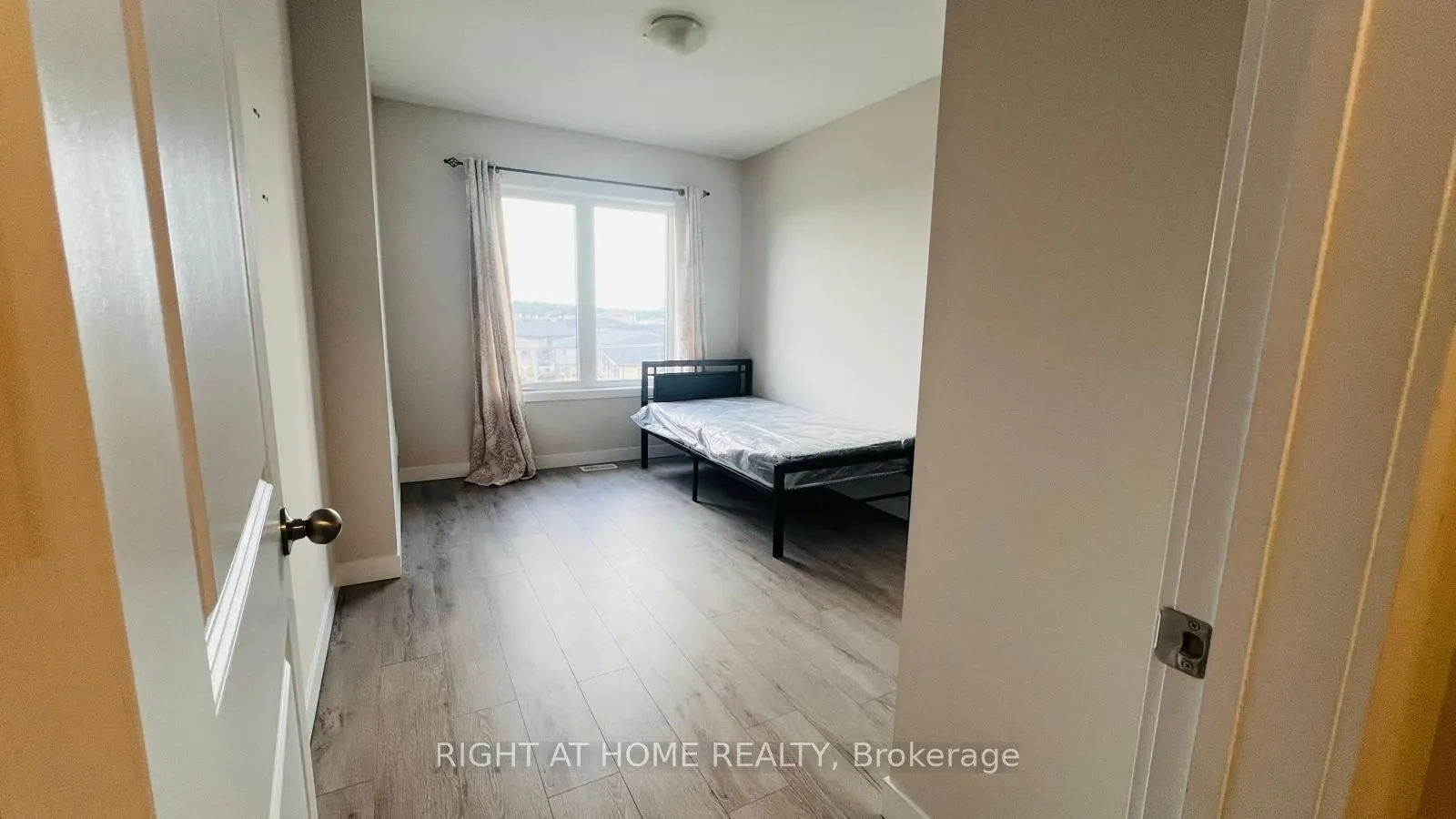 160 ROCHEFORT Street, #B-3