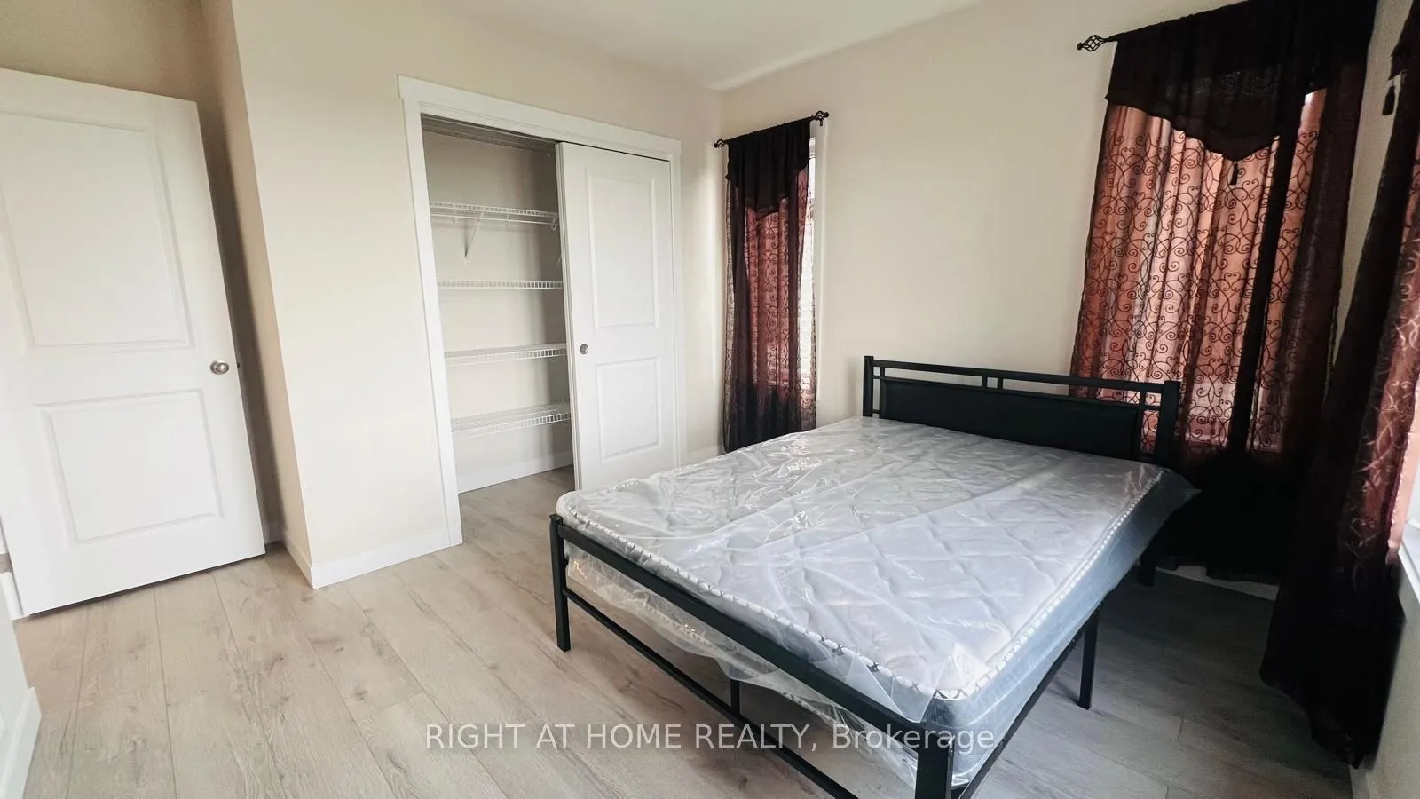 160 ROCHEFORT Street, #B-3